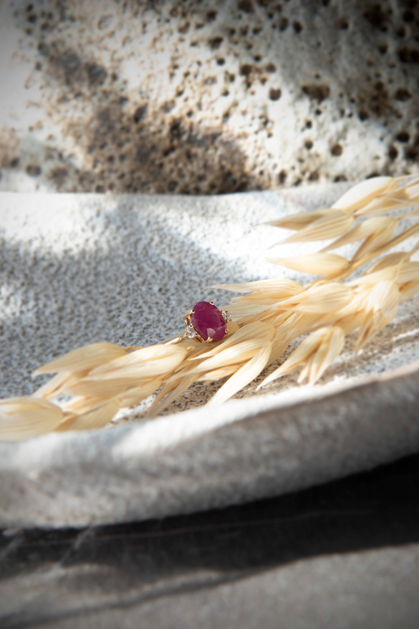 Anillo oro amarillo, rubí y brillantes