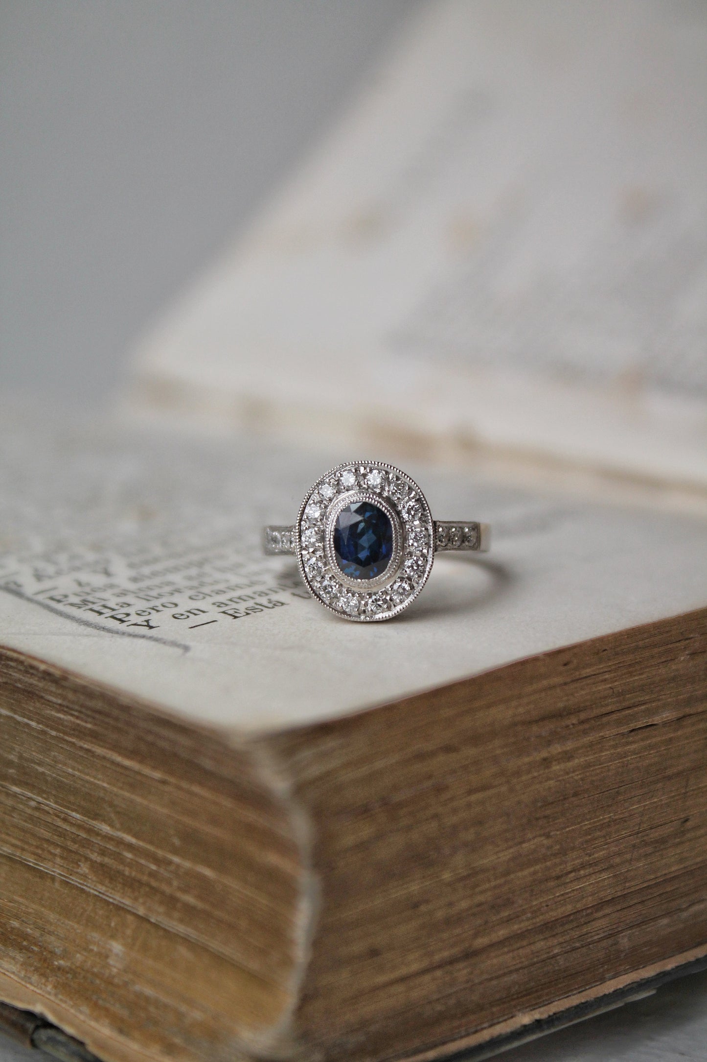 Anillo a pedido, hecho a mano, platino, zafiro y brillantes