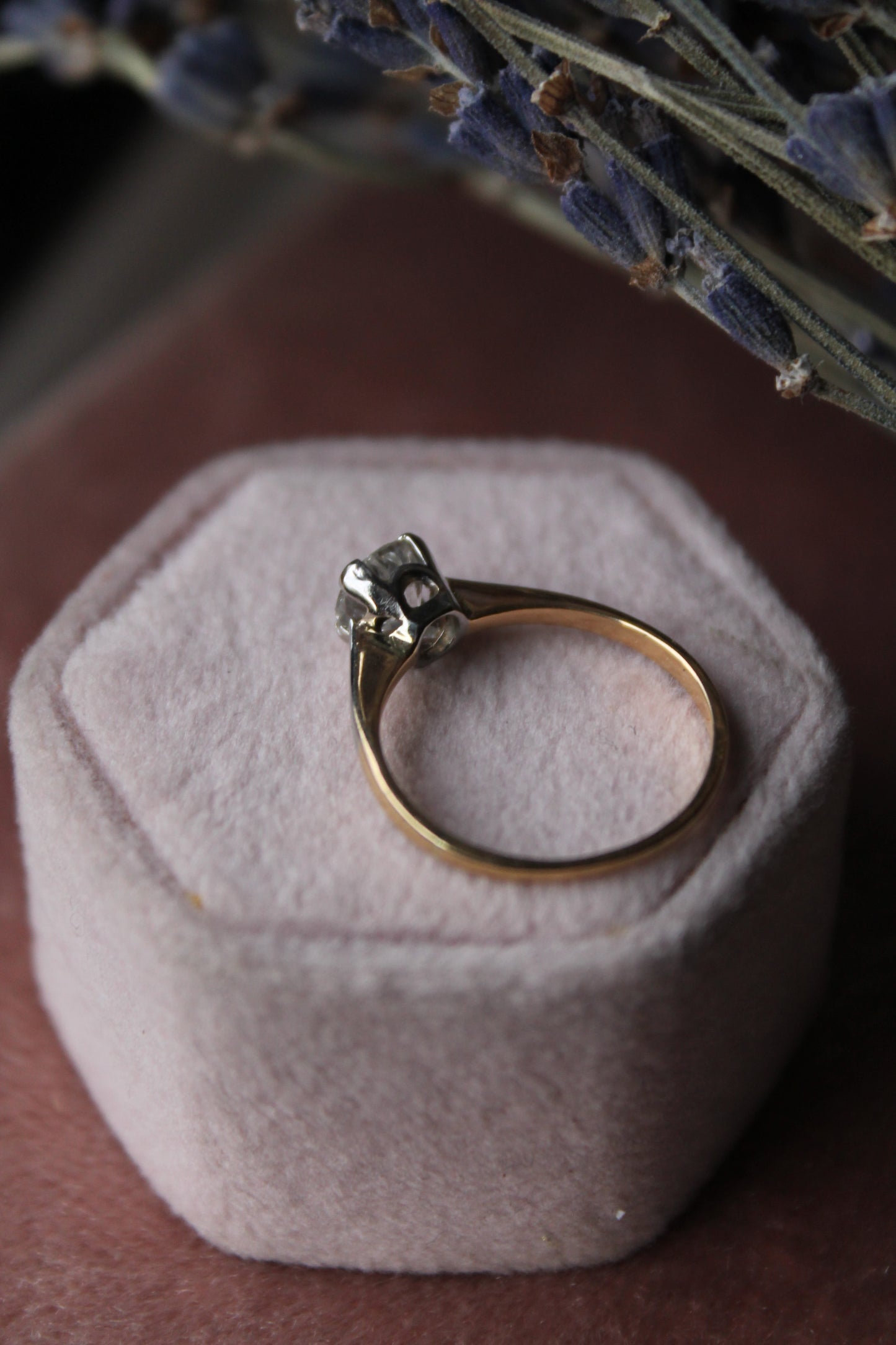 Anillo solitario europeo, oro amarillo, platino y brillante "old european cut".