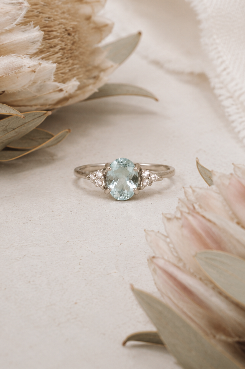 Anillo oro blanco, aguamarina y brillantes