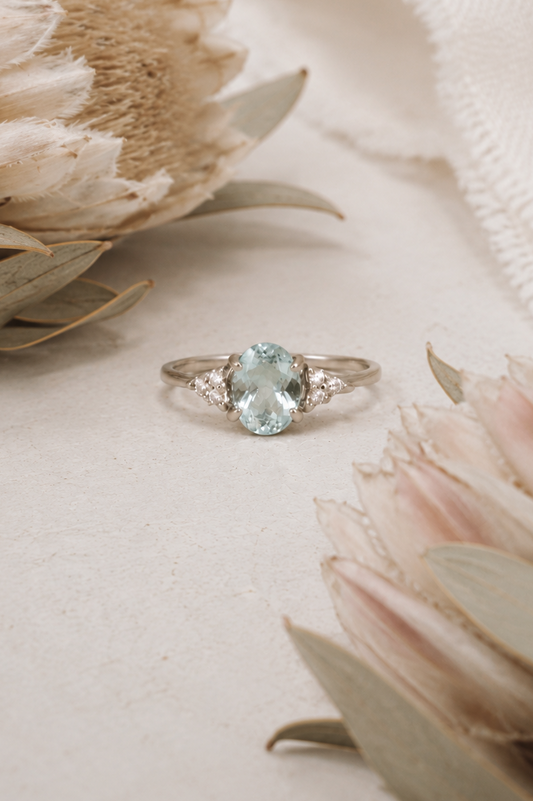 Anillo oro blanco, aguamarina y brillantes