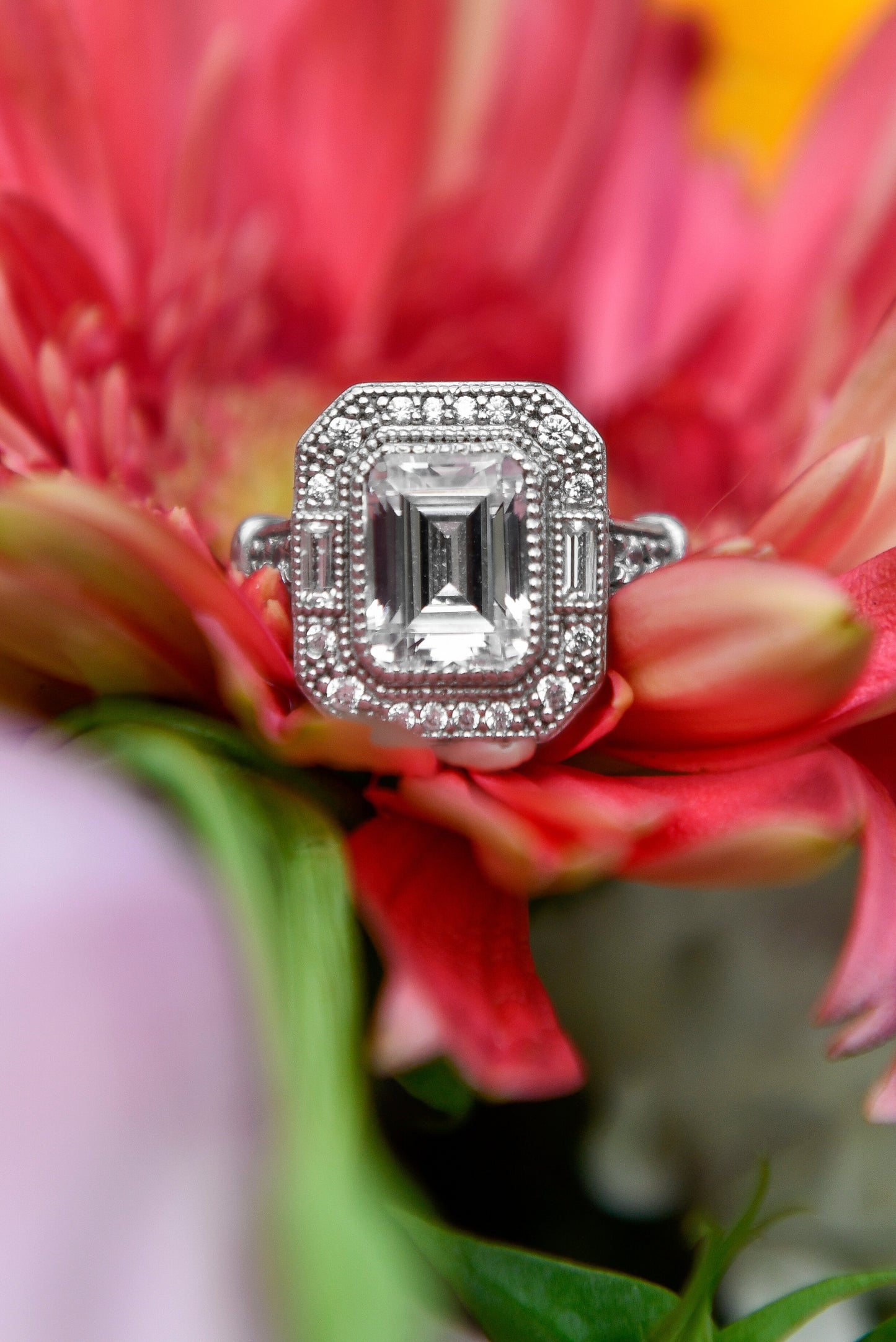 Anillo modelo octogonal, plata 925, Moissanita central rodeada por zirconitas.