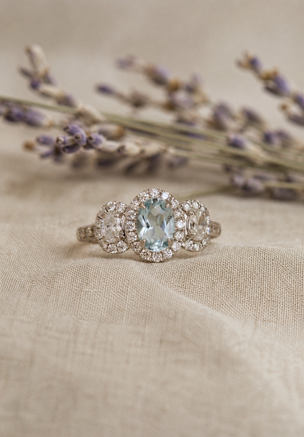 Anillo triple halo, oro blanco, aguamarina y diamantes