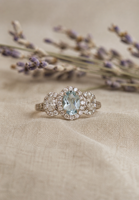Anillo triple halo, oro blanco, aguamarina y diamantes