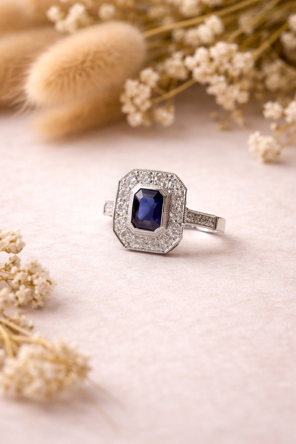 Anillo a pedido, hecho a mano, platino, zafiro y brillantes