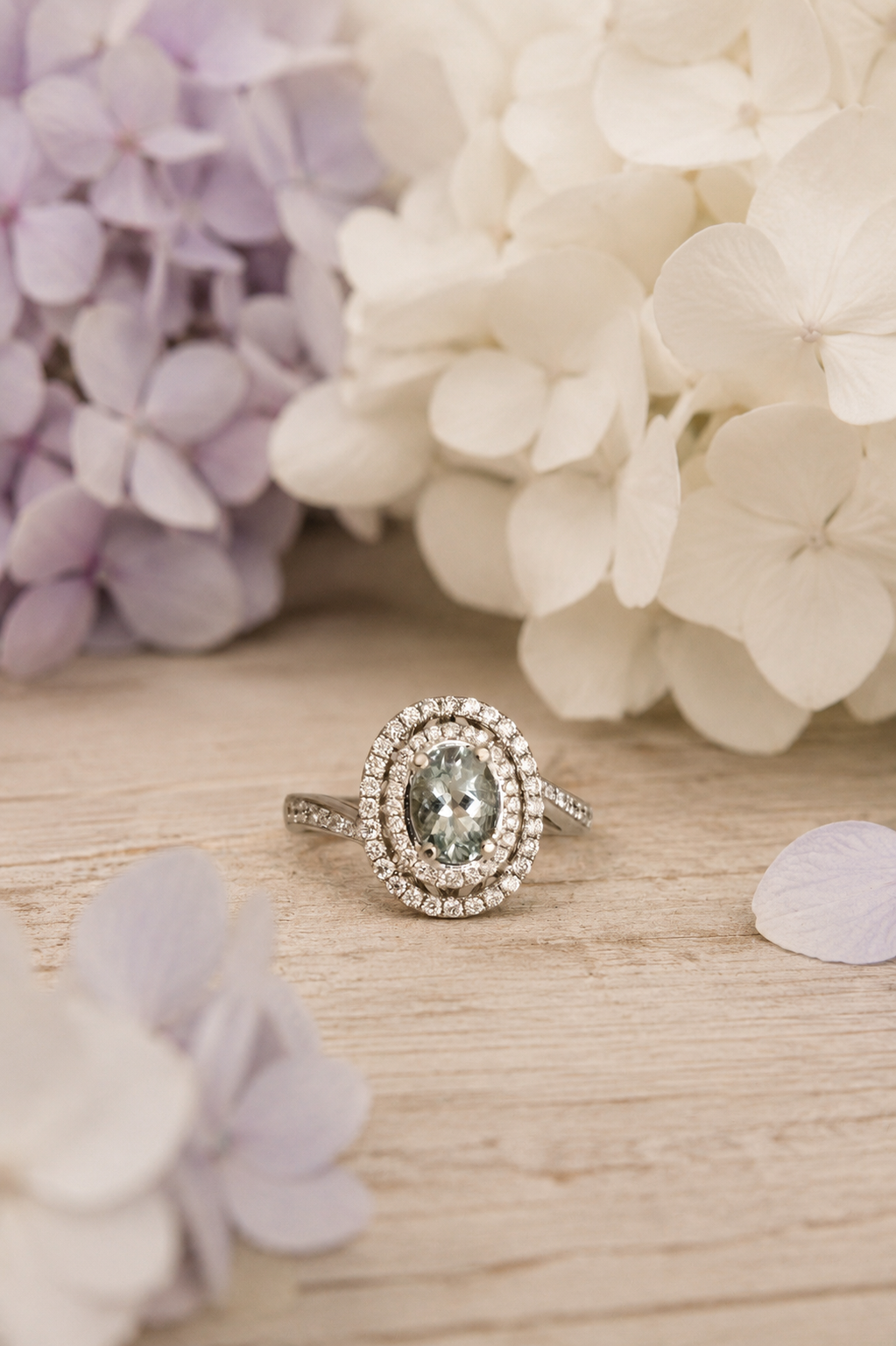 Anillo europeo, hecho a mano, oro blanco italiano, brillantes y aguamarina