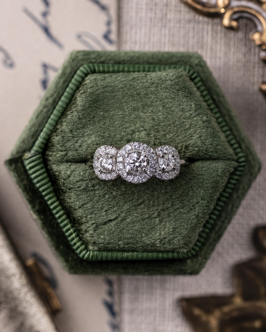 Anillo hecho a mano, platino y brillantes