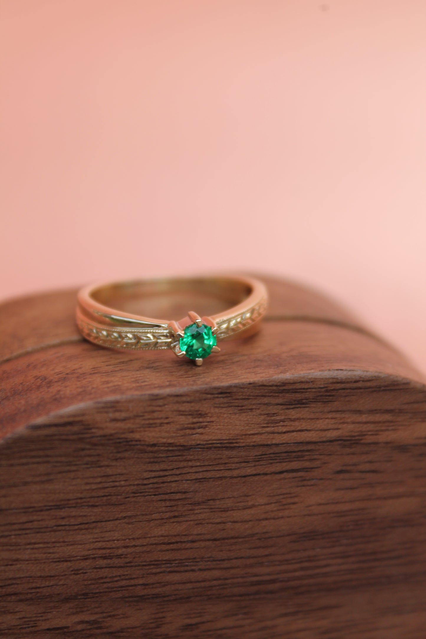 Anillo solitario, hecho a mano, de oro amarillo y esmeraldas.