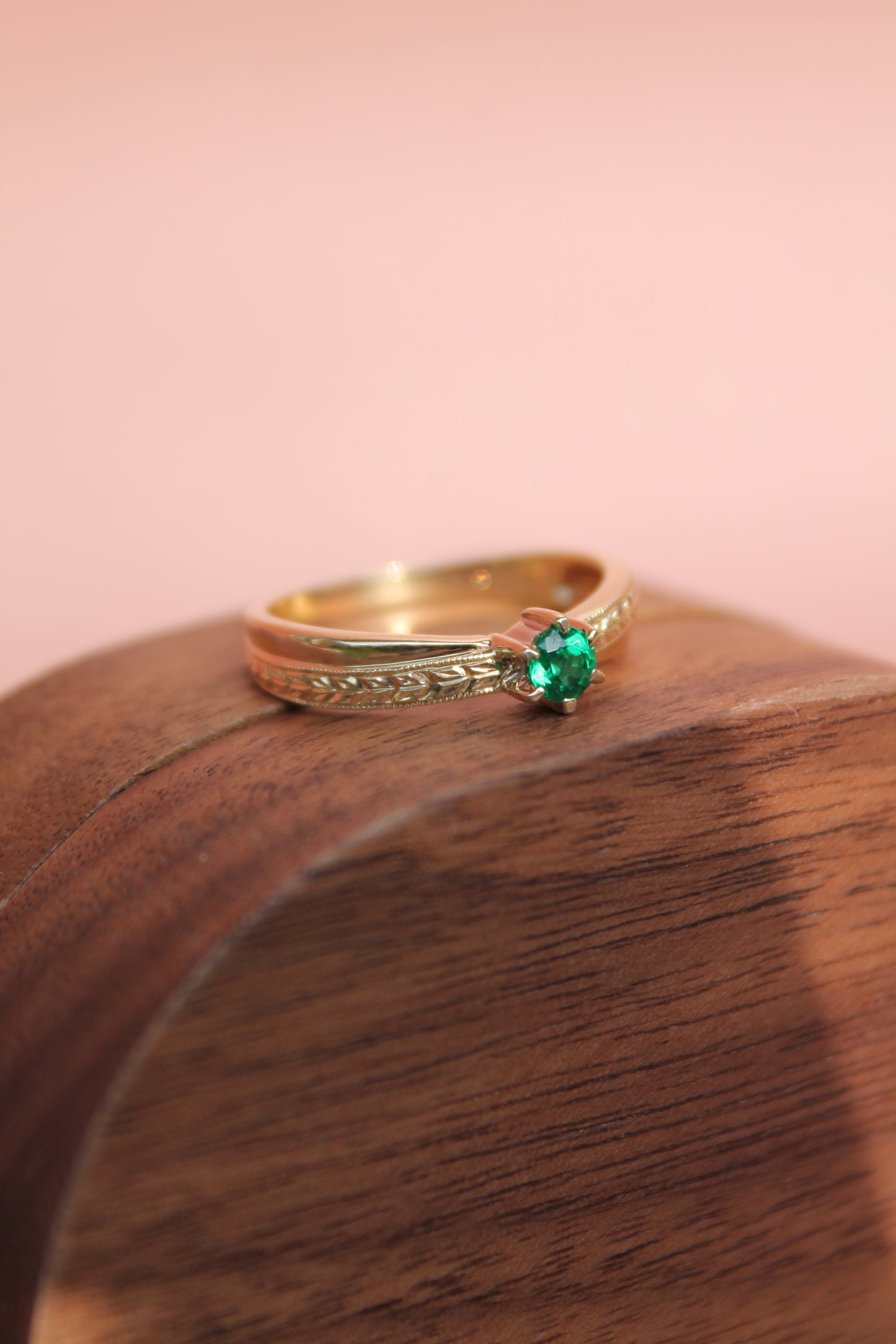 Anillo solitario, hecho a mano, de oro amarillo y esmeraldas.