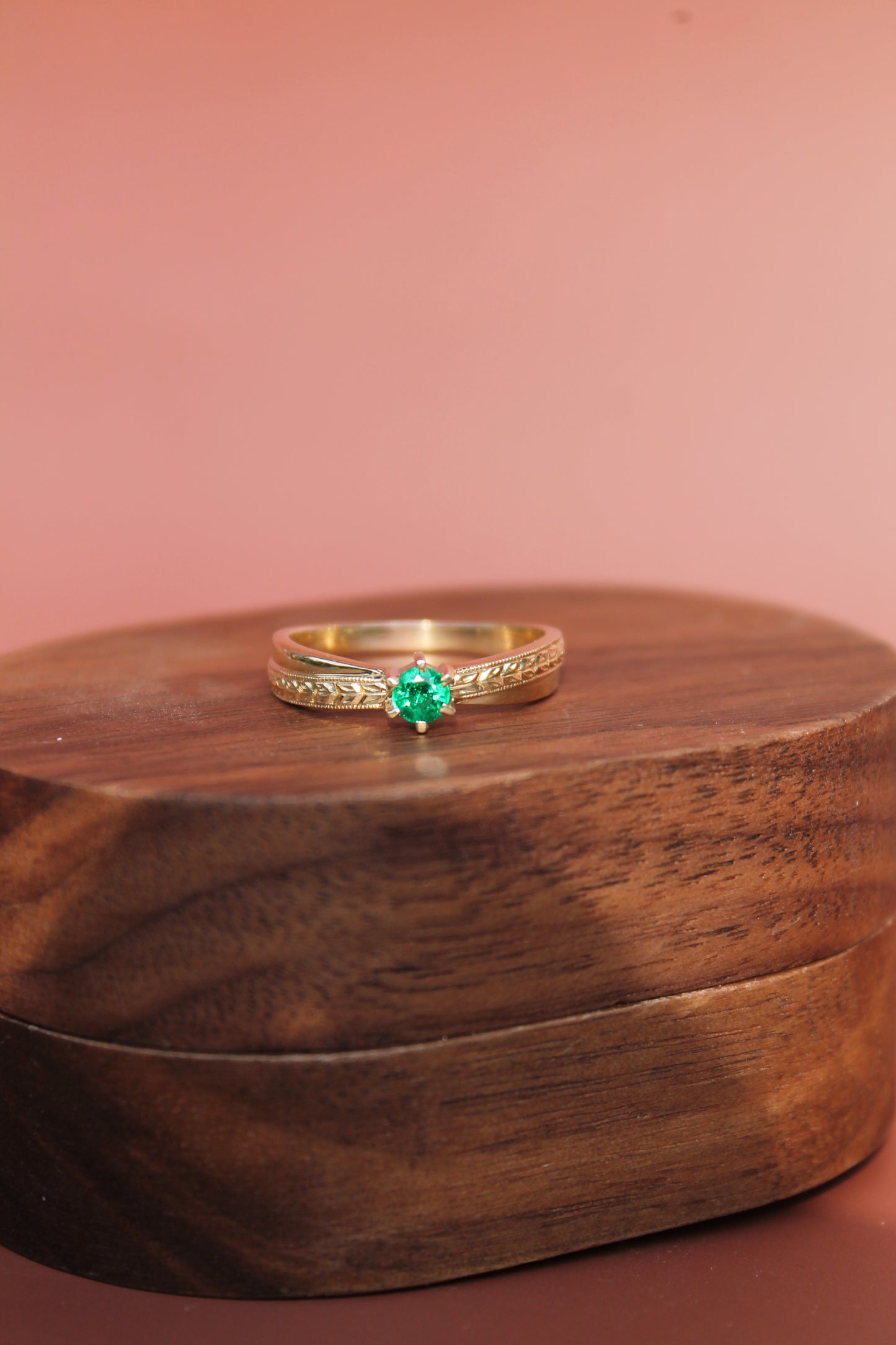 Anillo solitario, hecho a mano, de oro amarillo y esmeraldas.