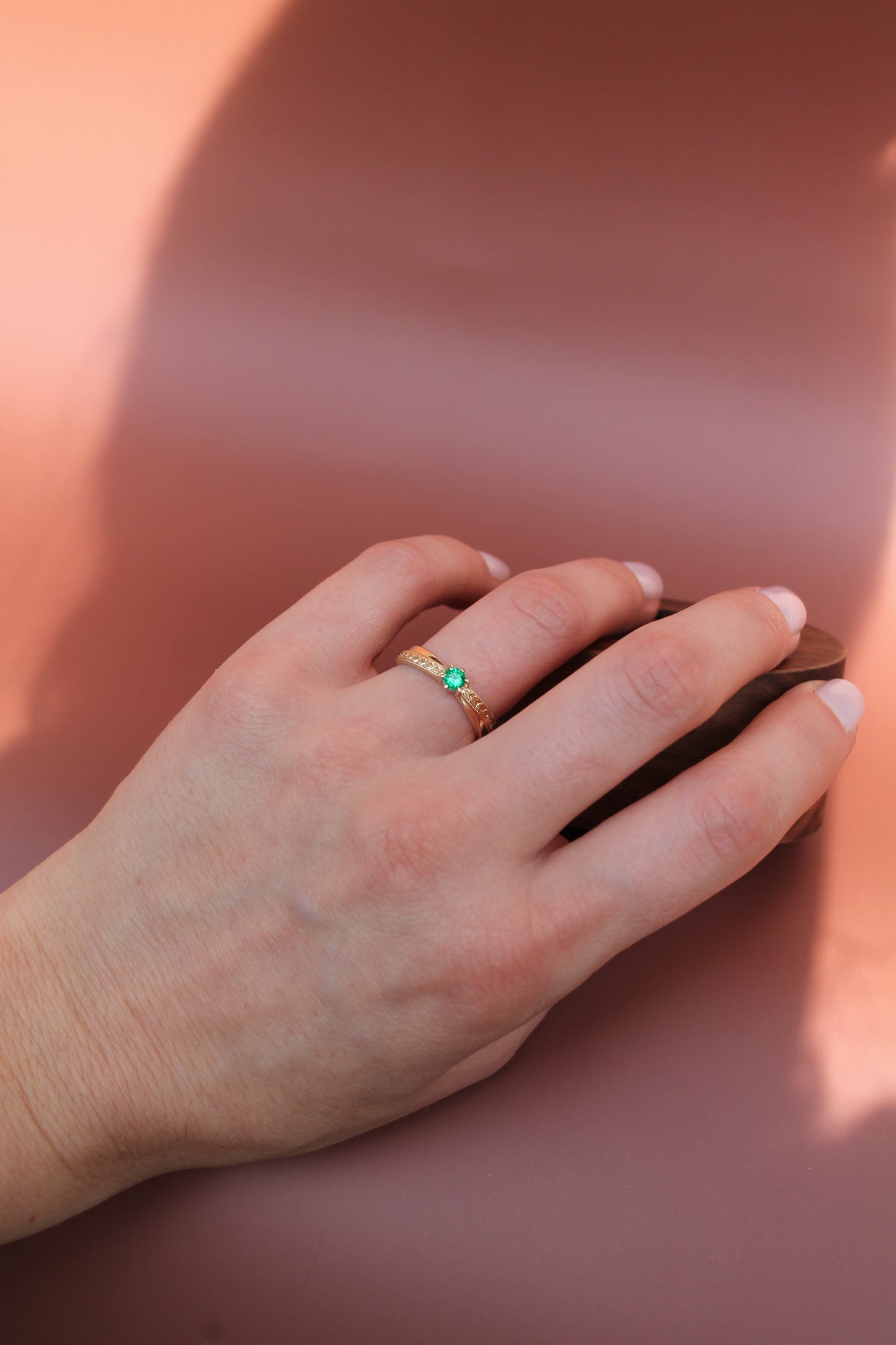 Anillo solitario, hecho a mano, de oro amarillo y esmeraldas.