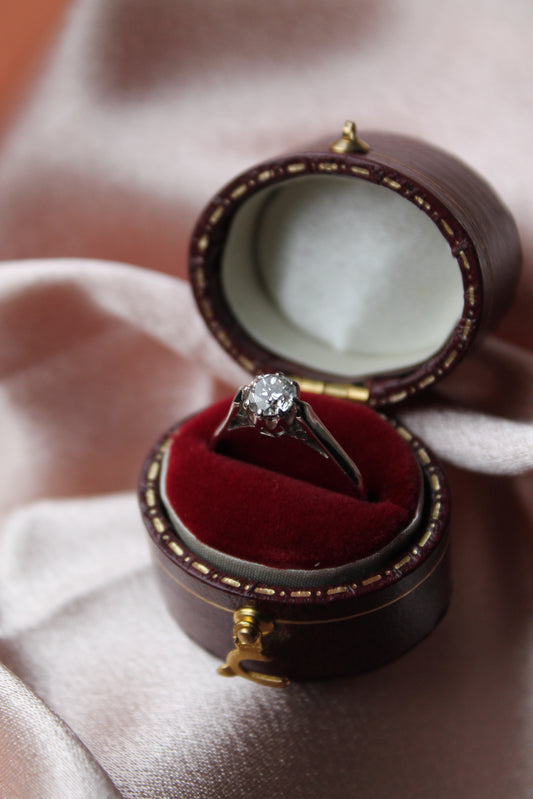 Anillo modelo solitario, hecho a mano, oro blanco y brillante