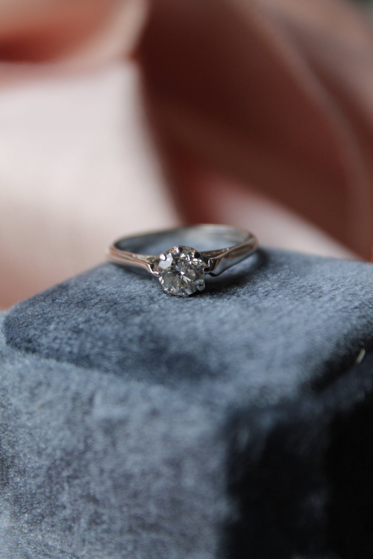 Anillo modelo solitario, hecho a mano, oro blanco y brillante