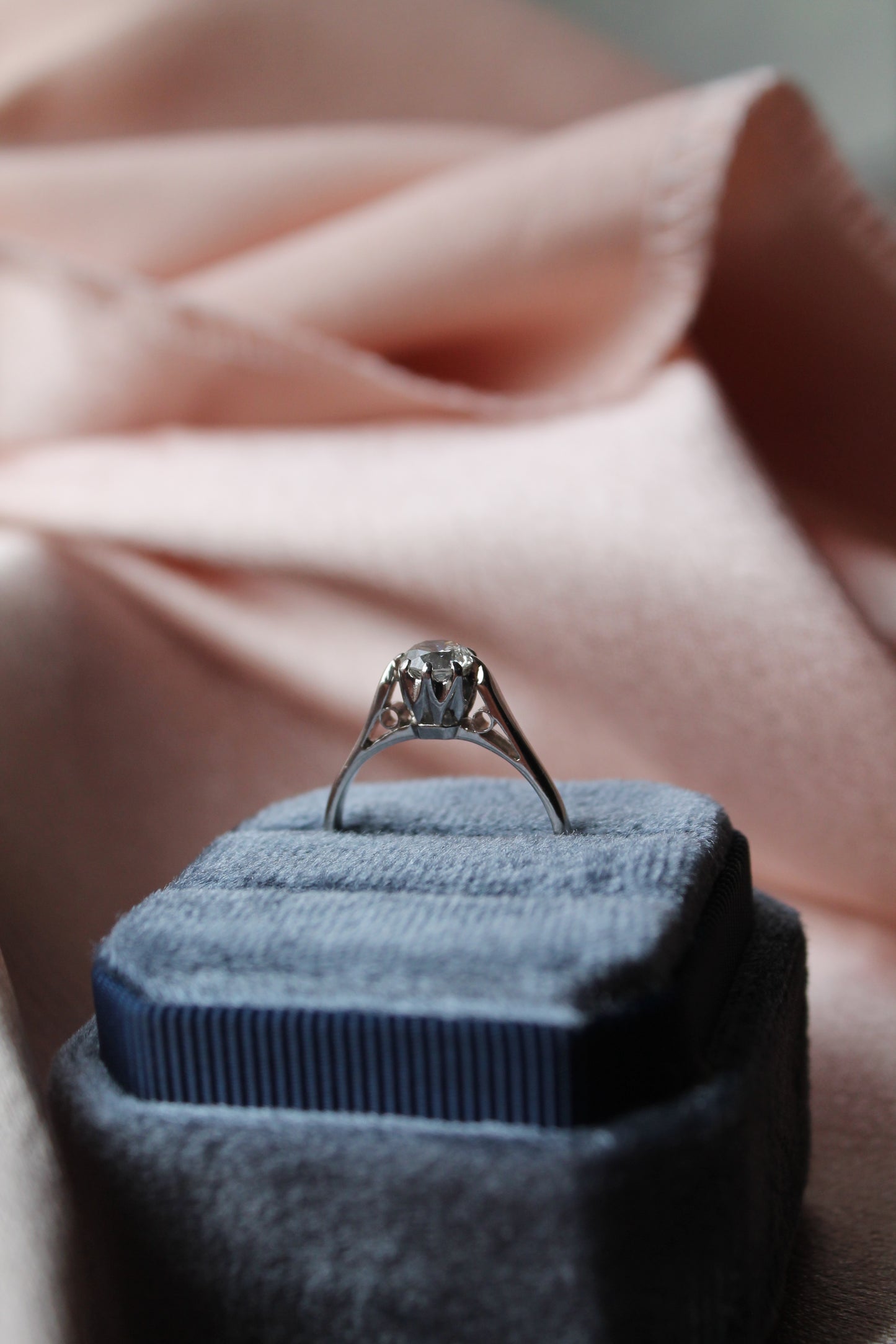 Anillo modelo solitario, hecho a mano, oro blanco y brillante