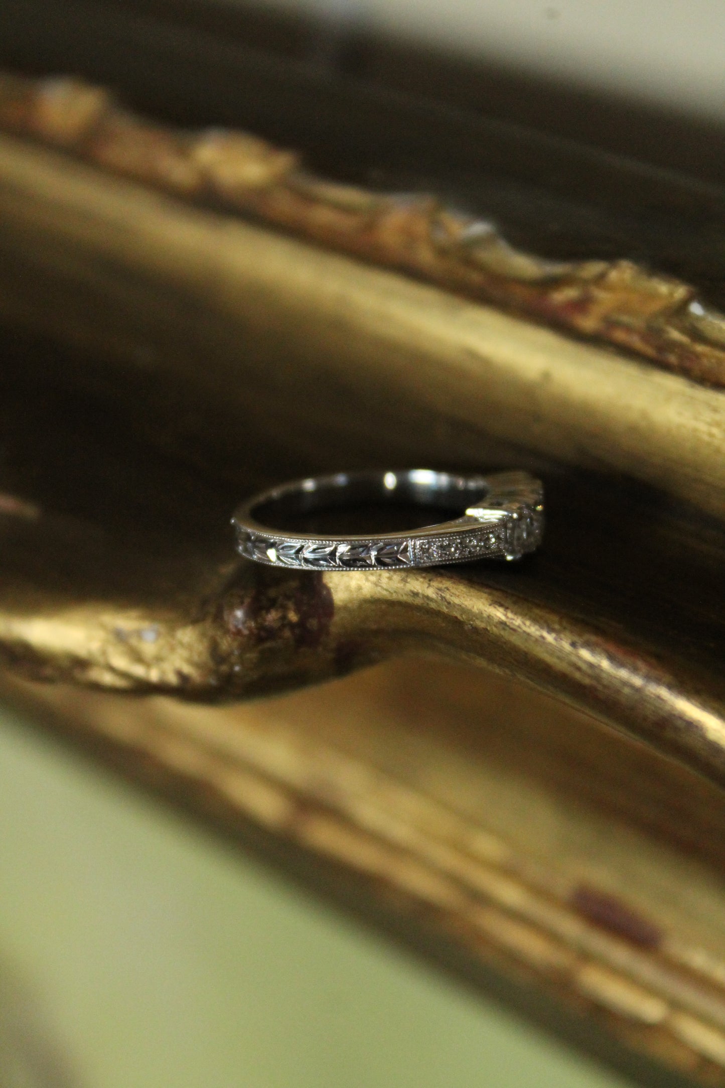 Anillo tricillo, hecho a mano, de oro blanco de 18k y brillantes.