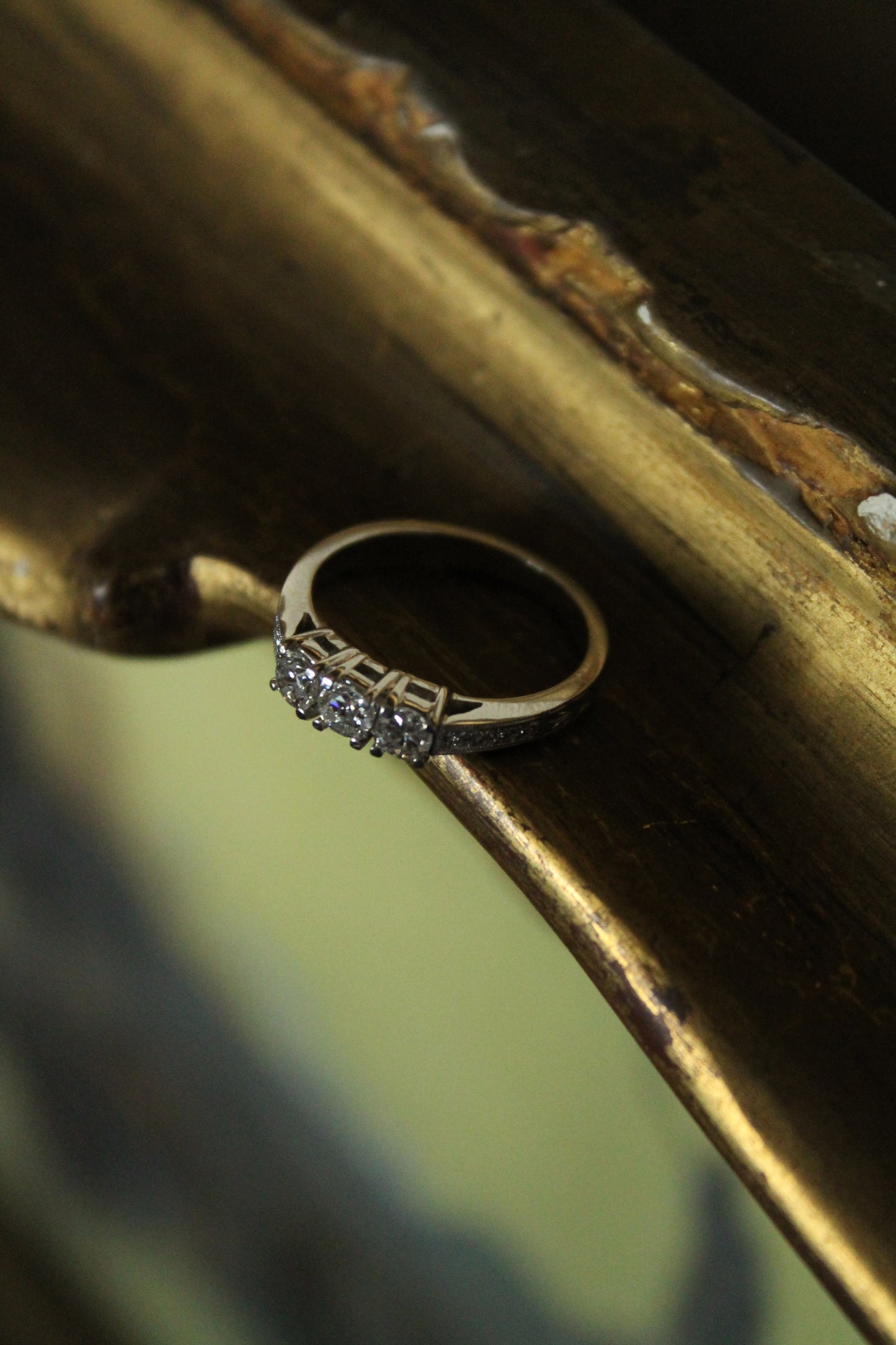Anillo tricillo, hecho a mano, de oro blanco de 18k y brillantes.