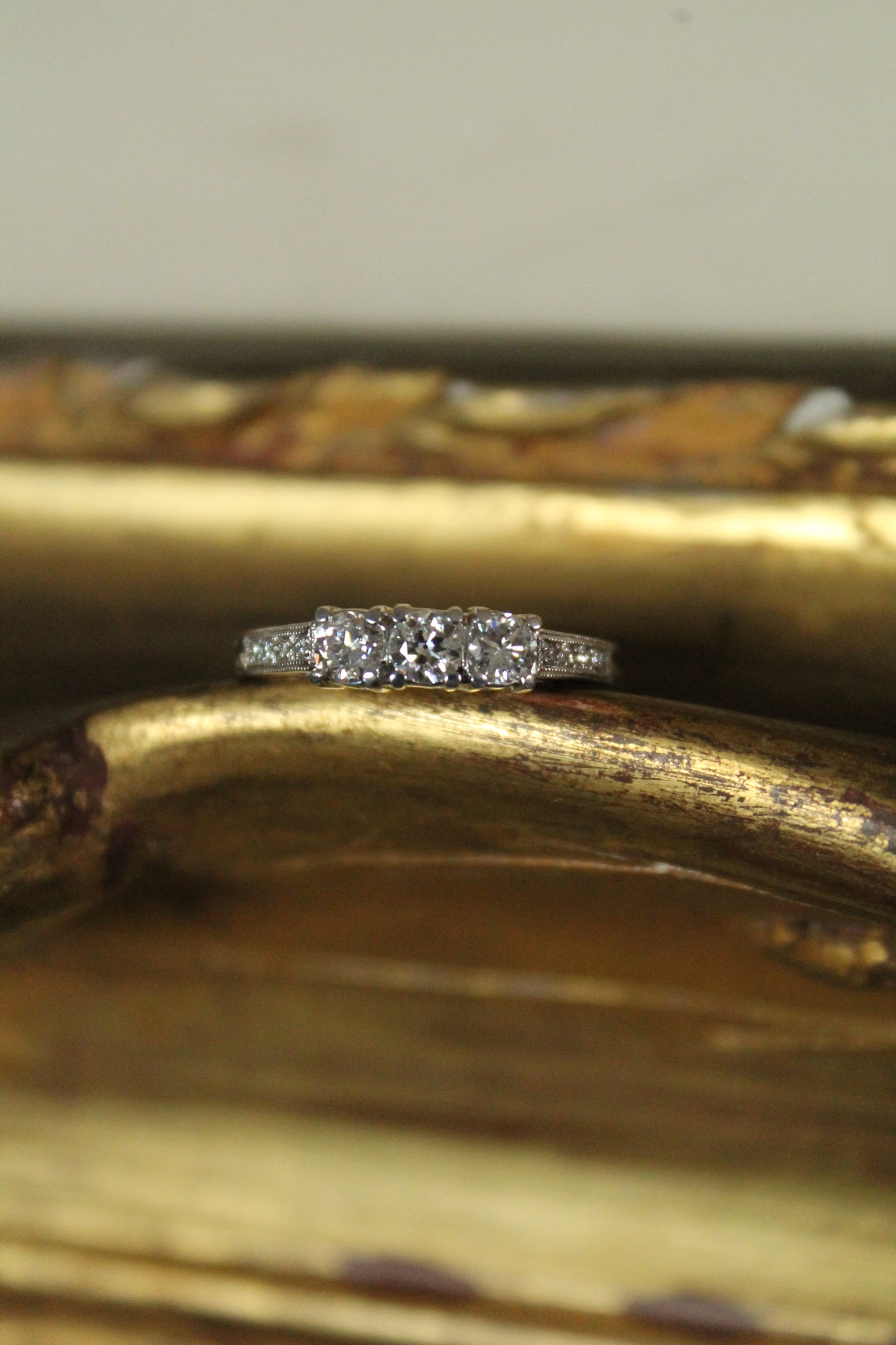 Anillo tricillo, hecho a mano, de oro blanco de 18k y brillantes.