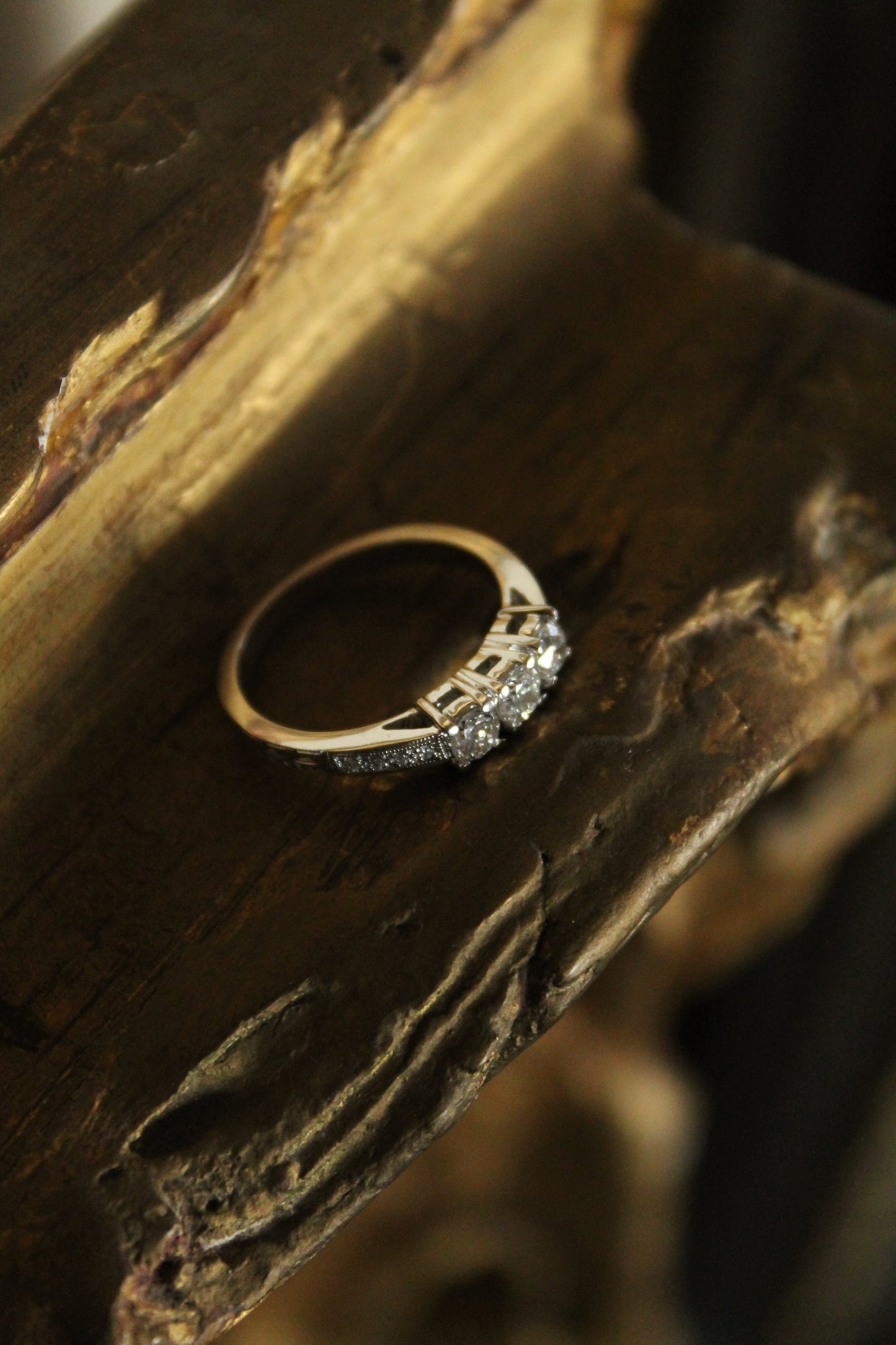 Anillo tricillo, hecho a mano, de oro blanco de 18k y brillantes.