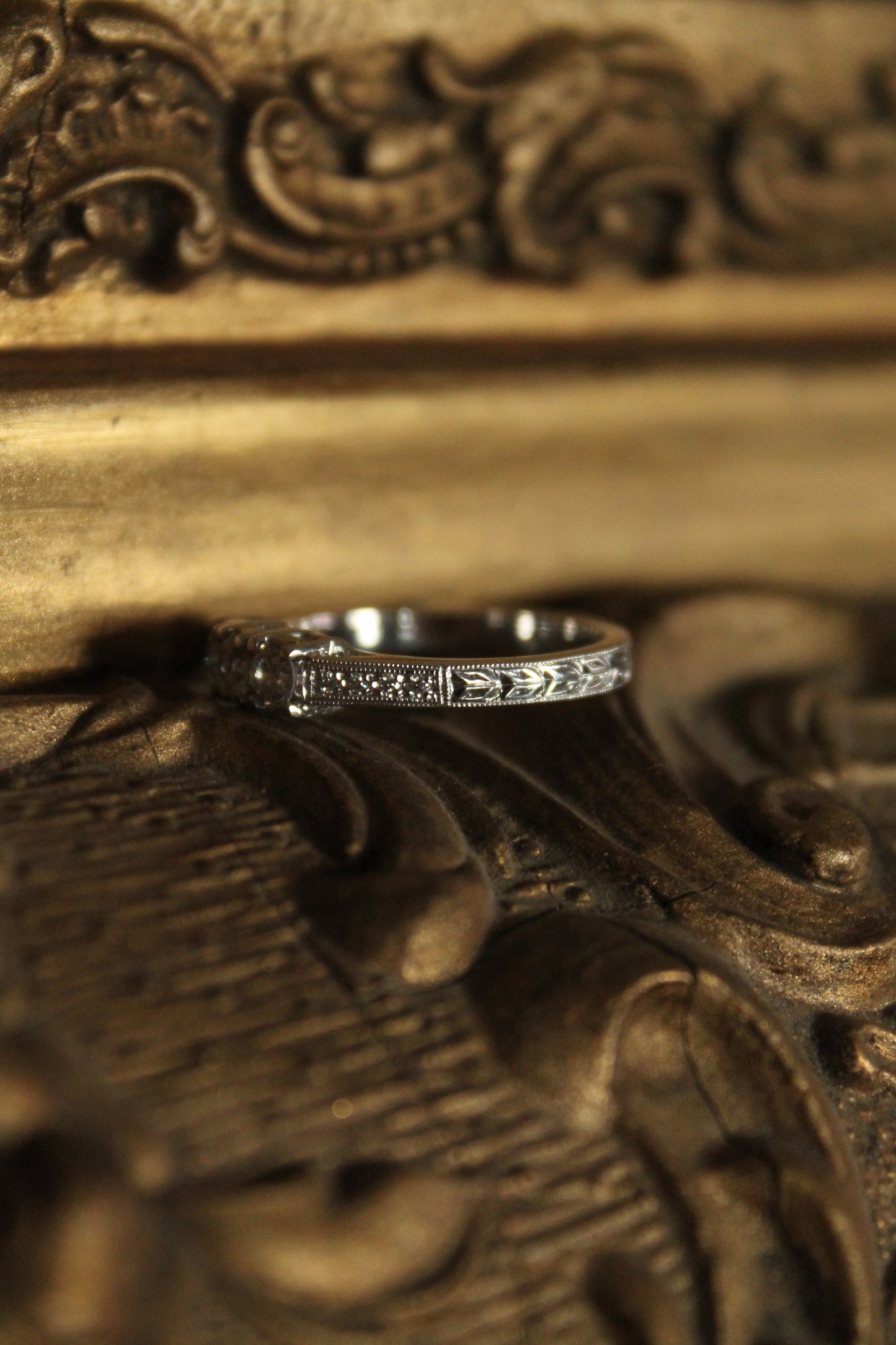Anillo tricillo, hecho a mano, de oro blanco de 18k y brillantes.