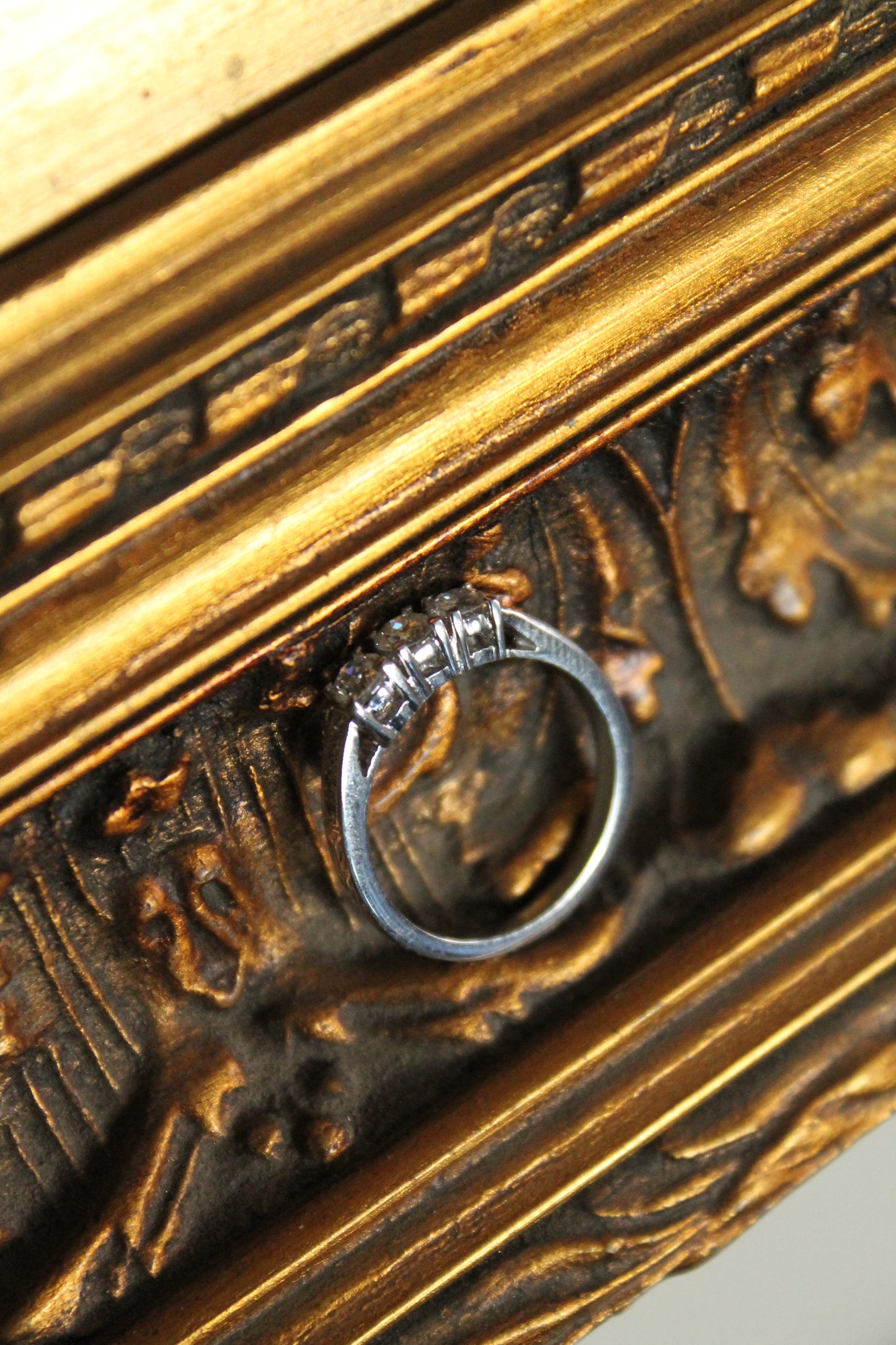 Anillo tricillo, hecho a mano, de oro blanco de 18k y brillantes.