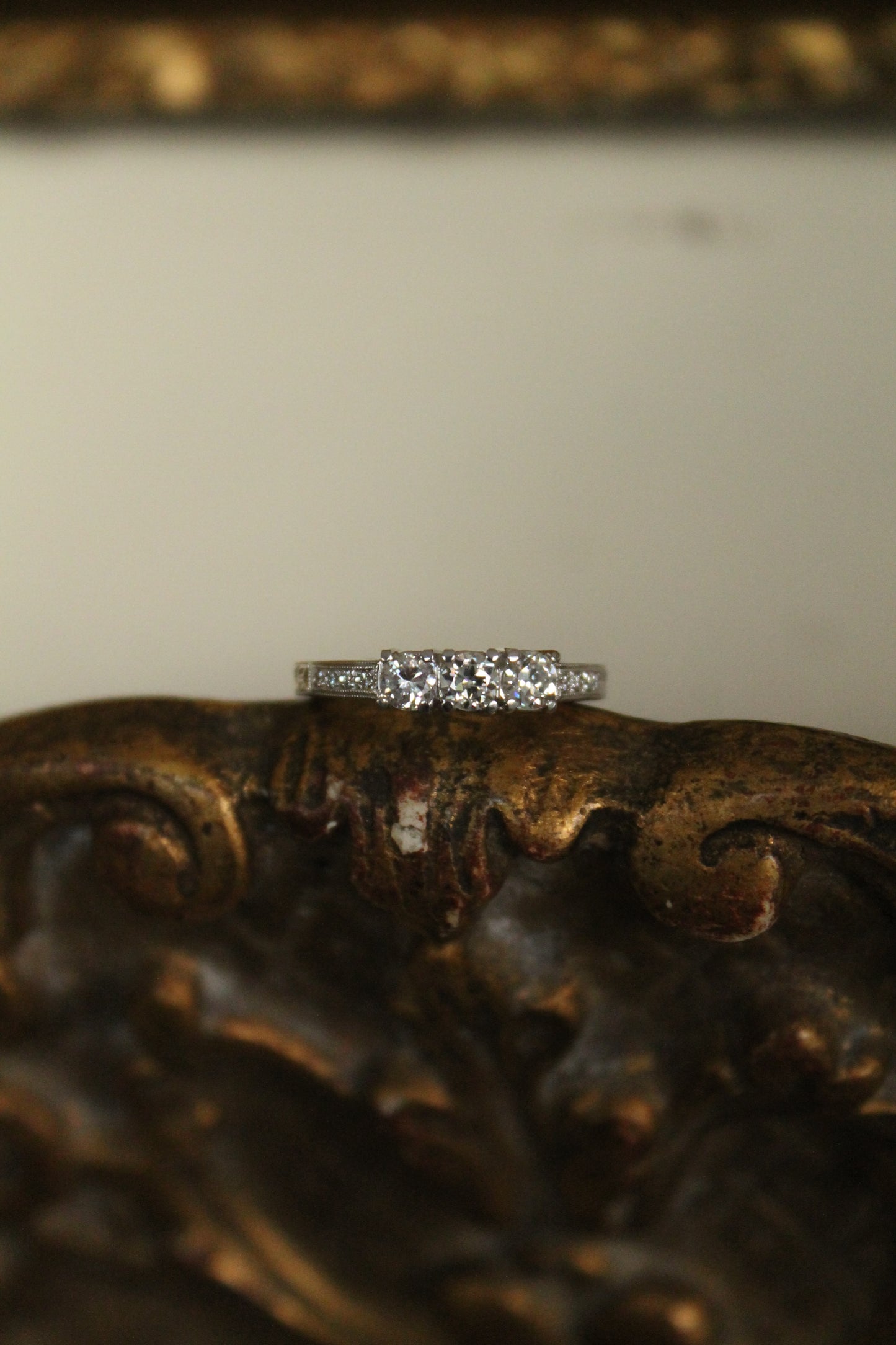 Anillo tricillo, hecho a mano, de oro blanco de 18k y brillantes.