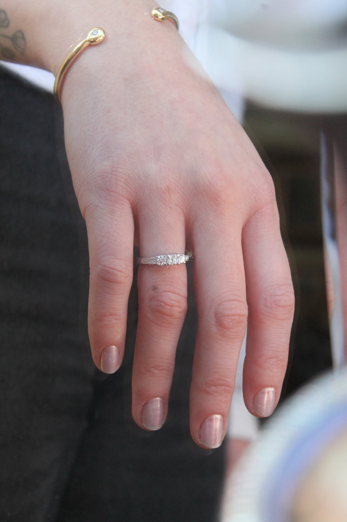 Anillo tricillo, hecho a mano, de oro blanco de 18k y brillantes.