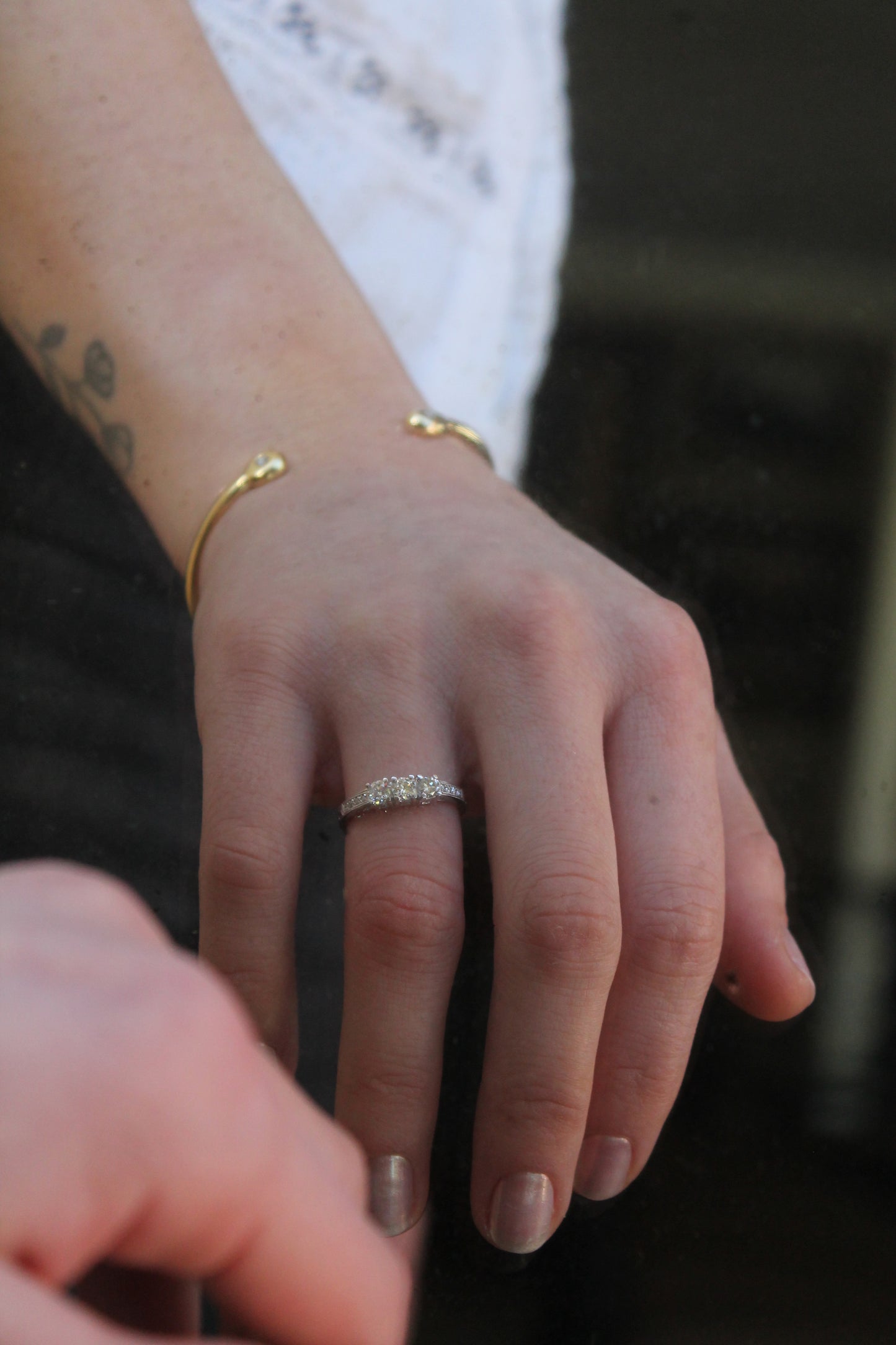 Anillo tricillo, hecho a mano, de oro blanco de 18k y brillantes.