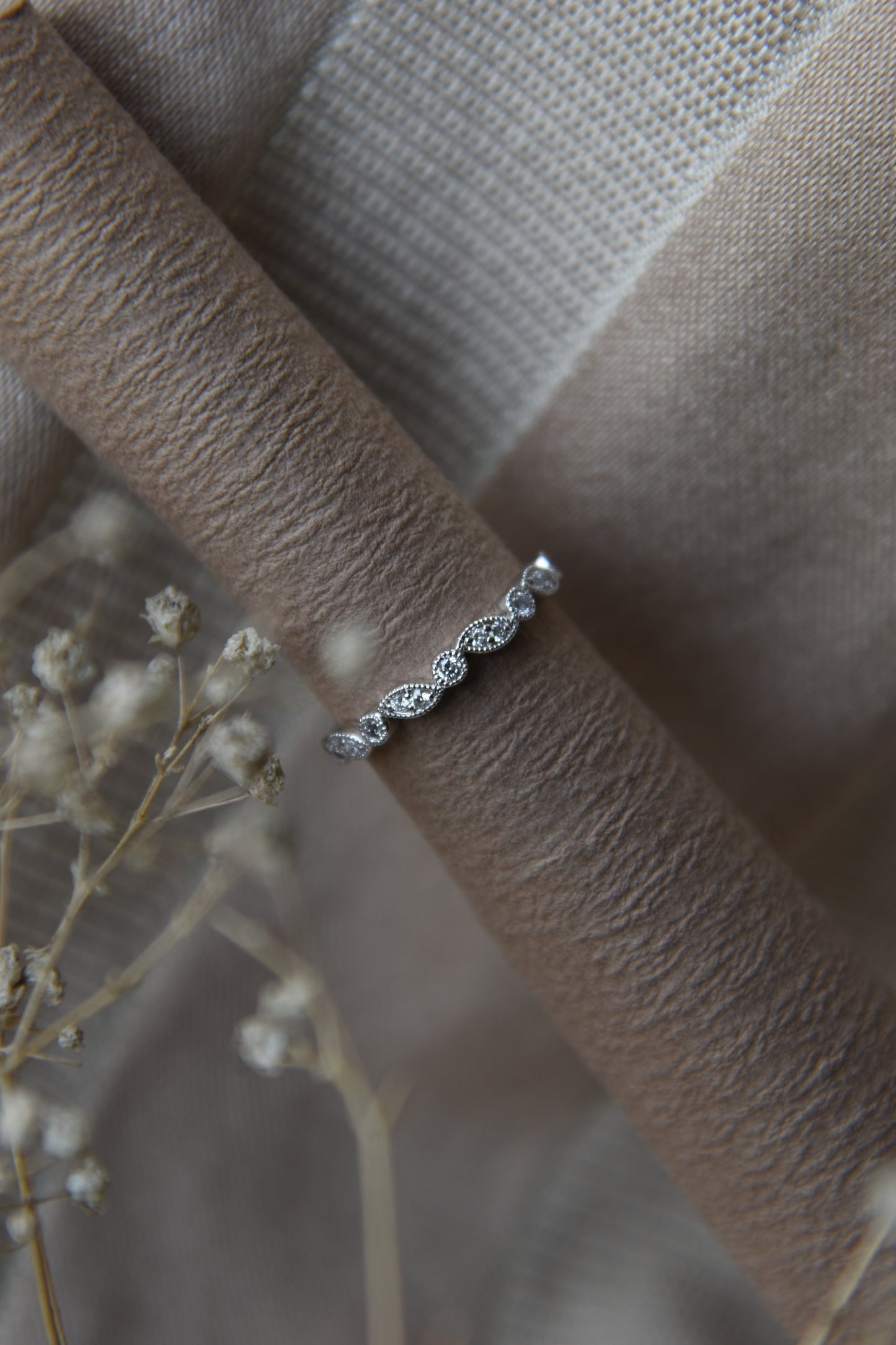 Anillo medio cintillo, oro blanco con baño de rodio y brillantes