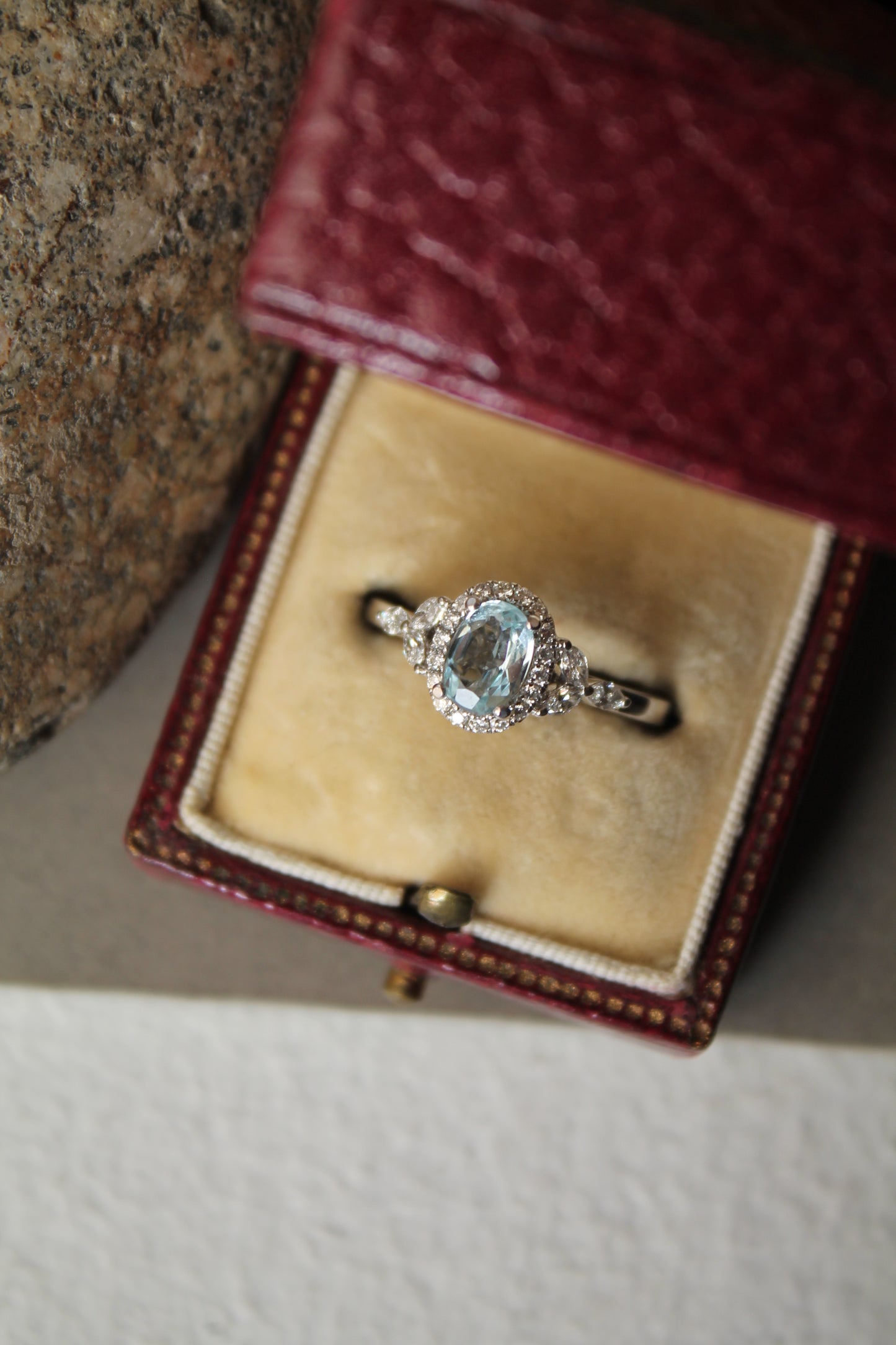 Anillo oro blanco, aguamarina y brillantes