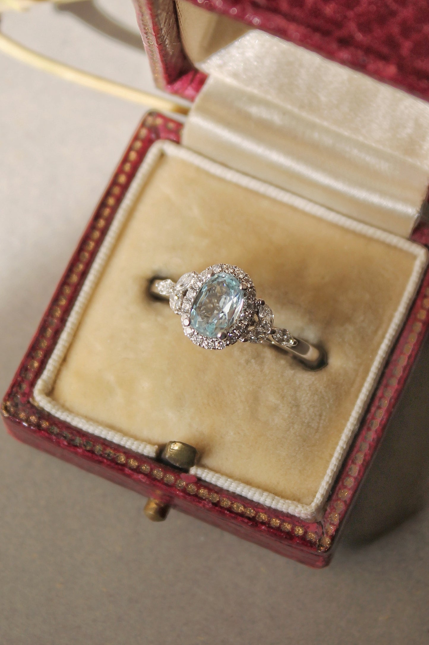 Anillo oro blanco, aguamarina y brillantes