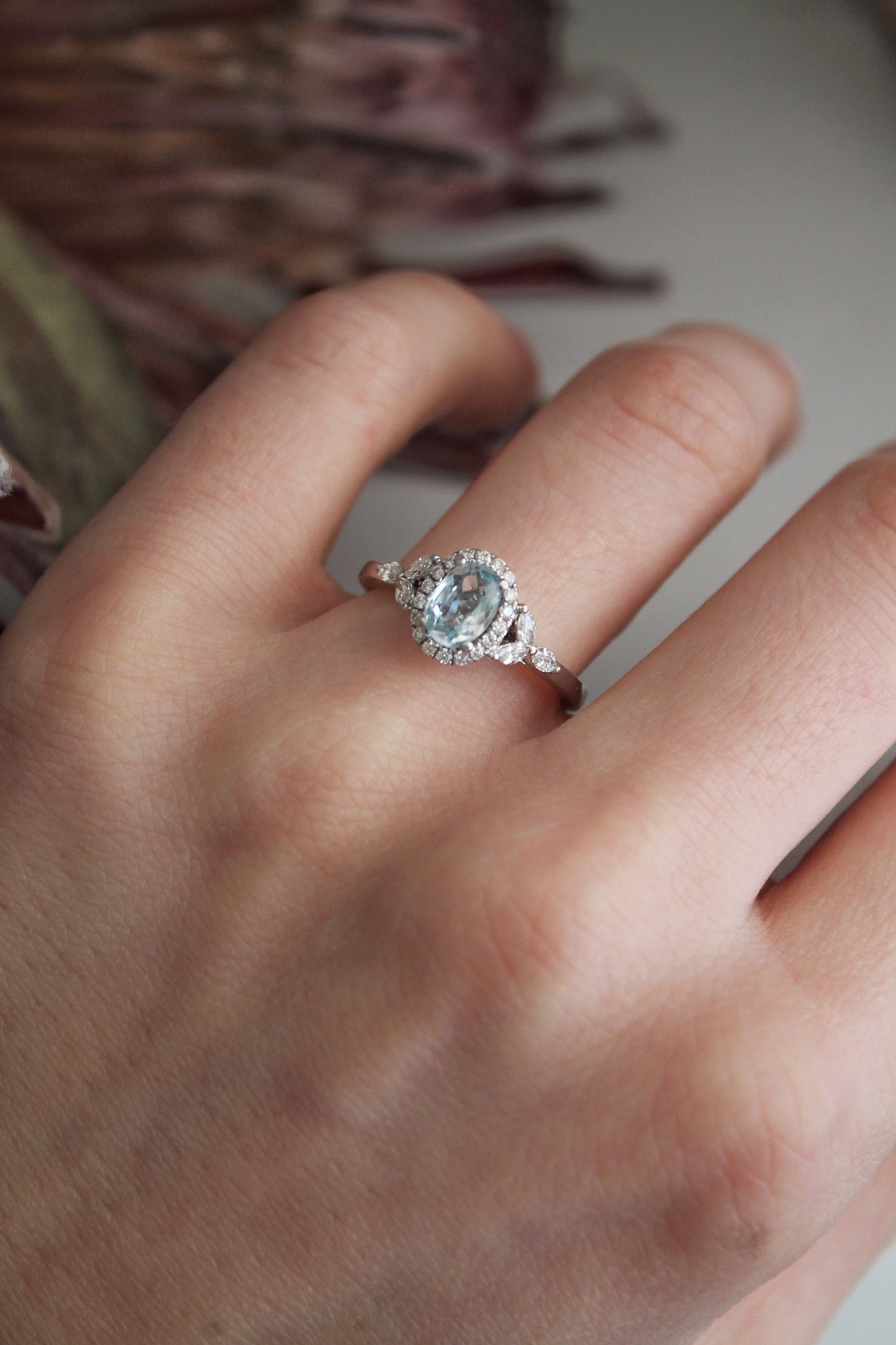 Anillo oro blanco, aguamarina y brillantes