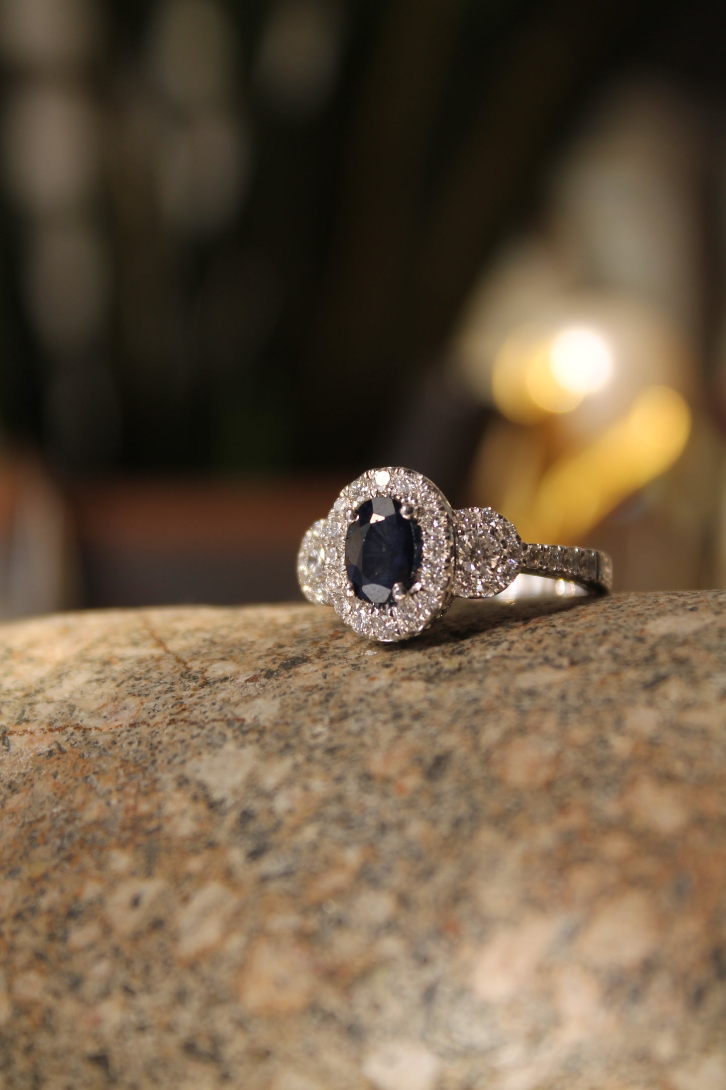 Anillo oro blanco, zafiro y brillantes