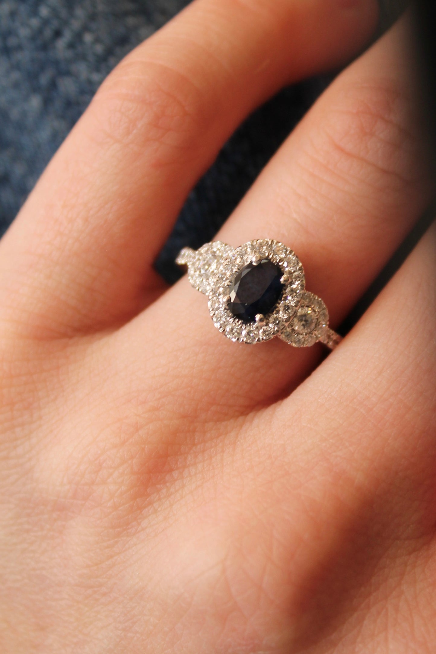 Anillo oro blanco, zafiro y brillantes