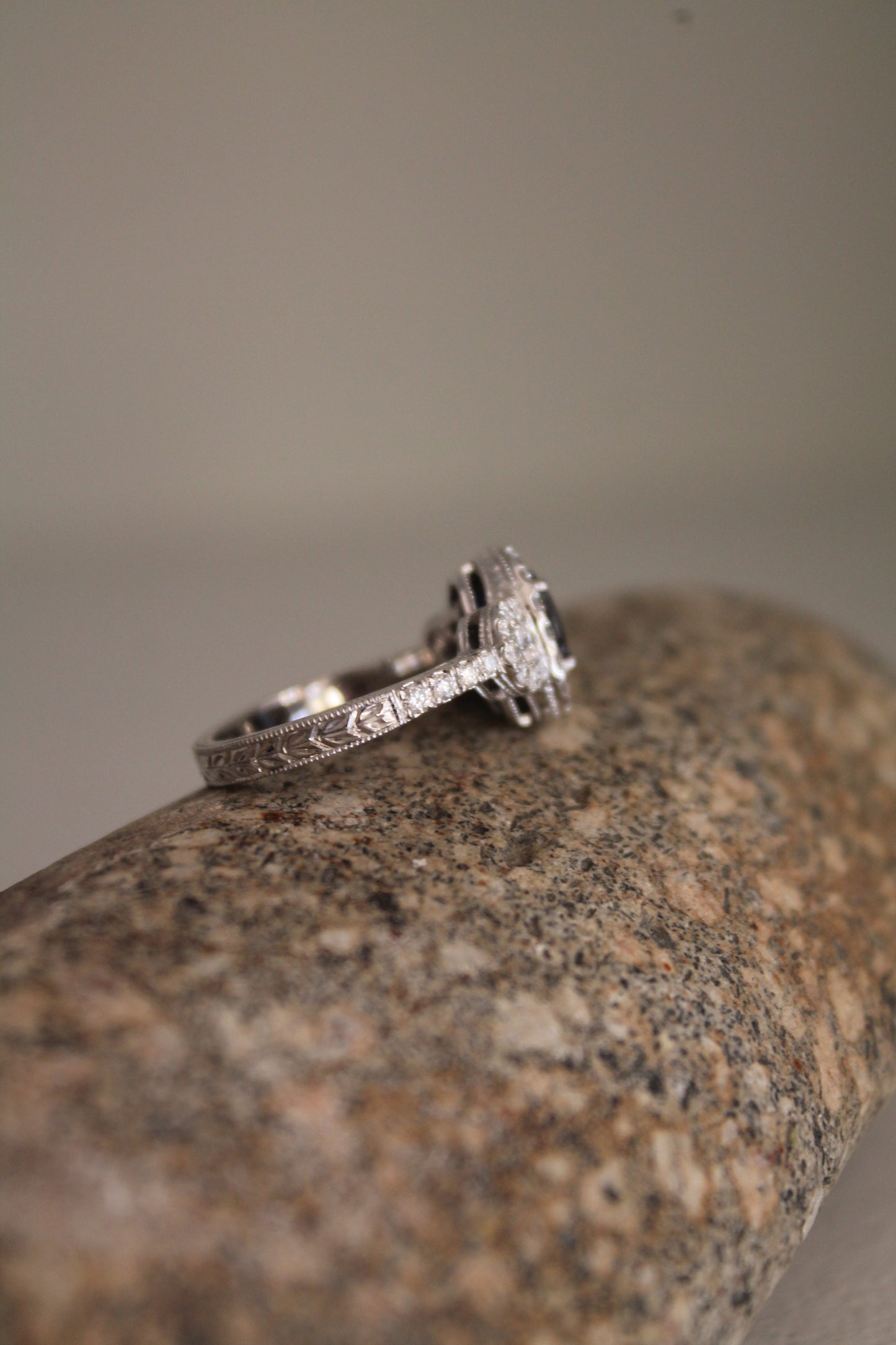 Anillo oro blanco, zafiro y brillantes
