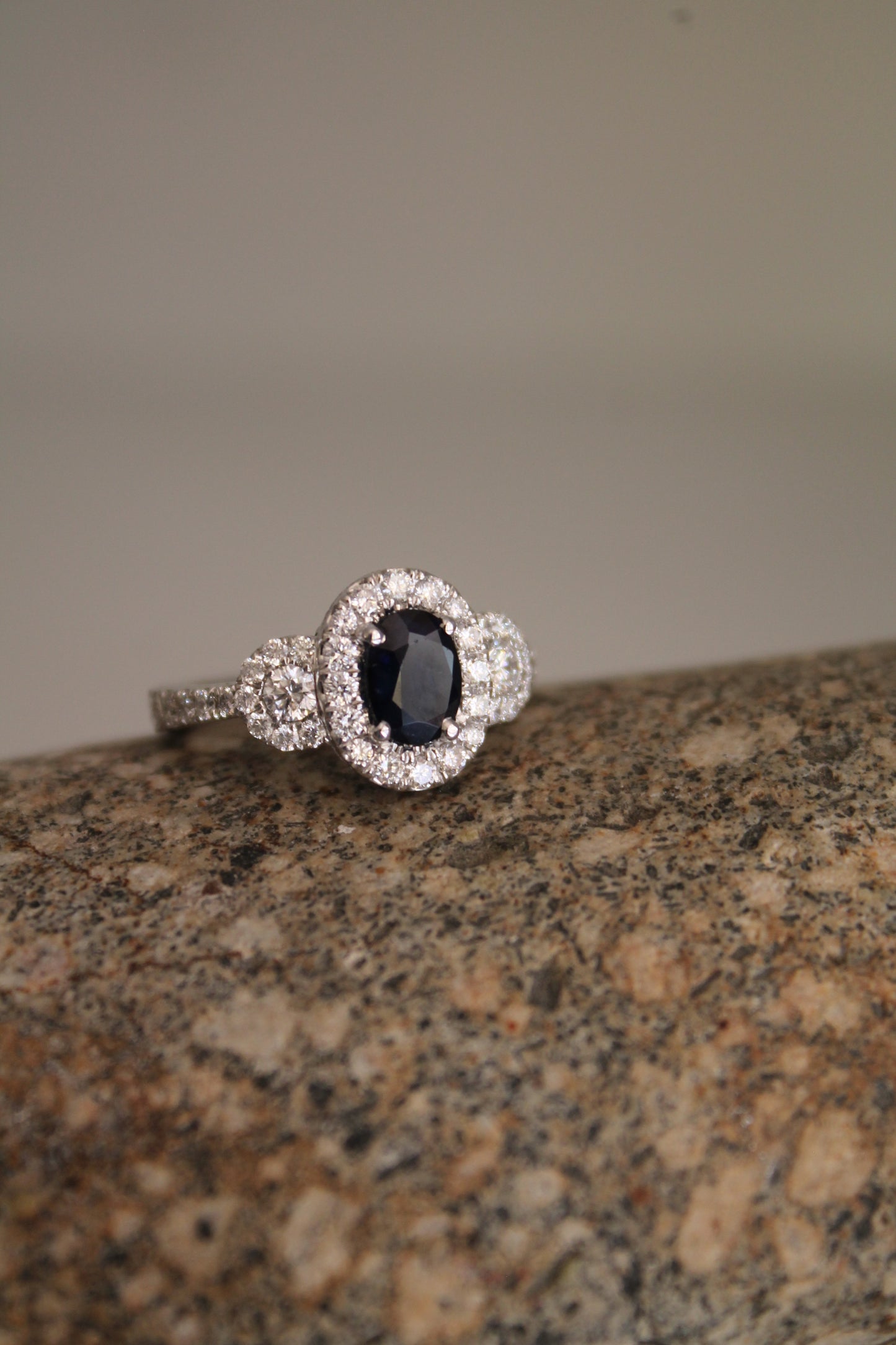 Anillo oro blanco, zafiro y brillantes