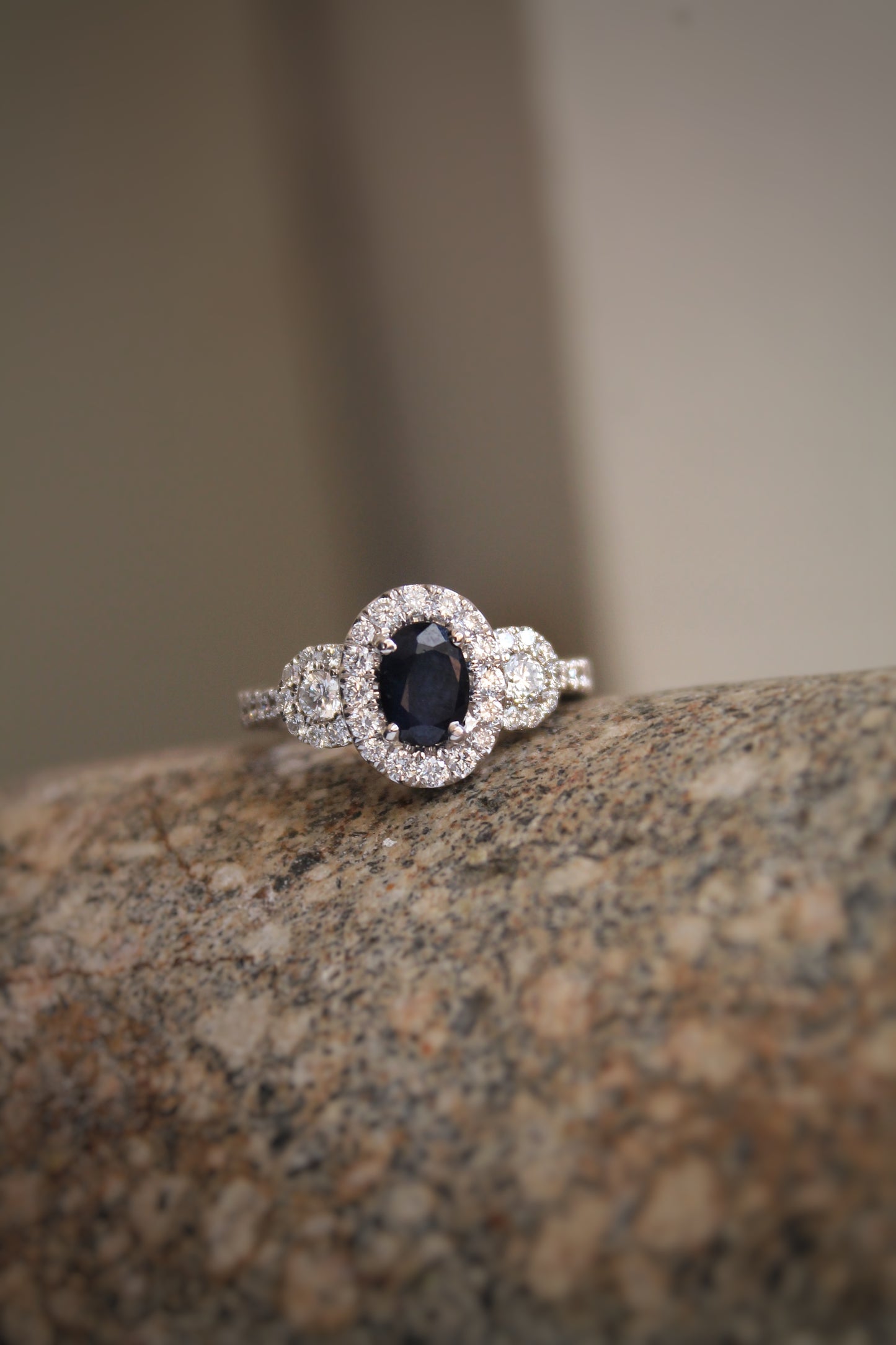 Anillo oro blanco, zafiro y brillantes
