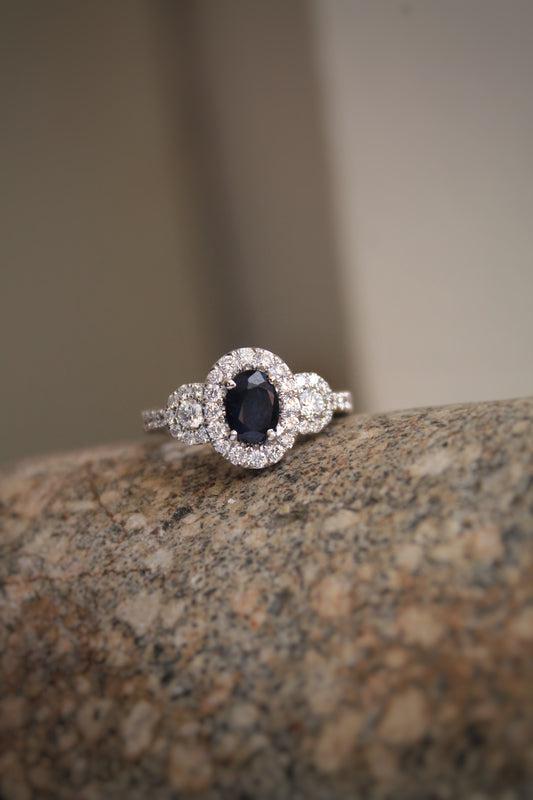 Anillo oro blanco, zafiro y brillantes
