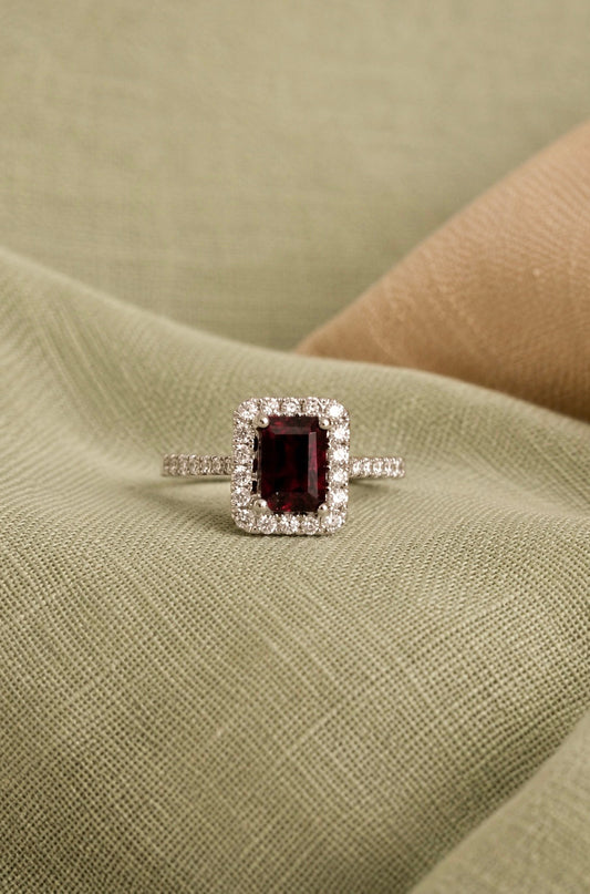 Anillo solitario oro blanco, granate y brillantes