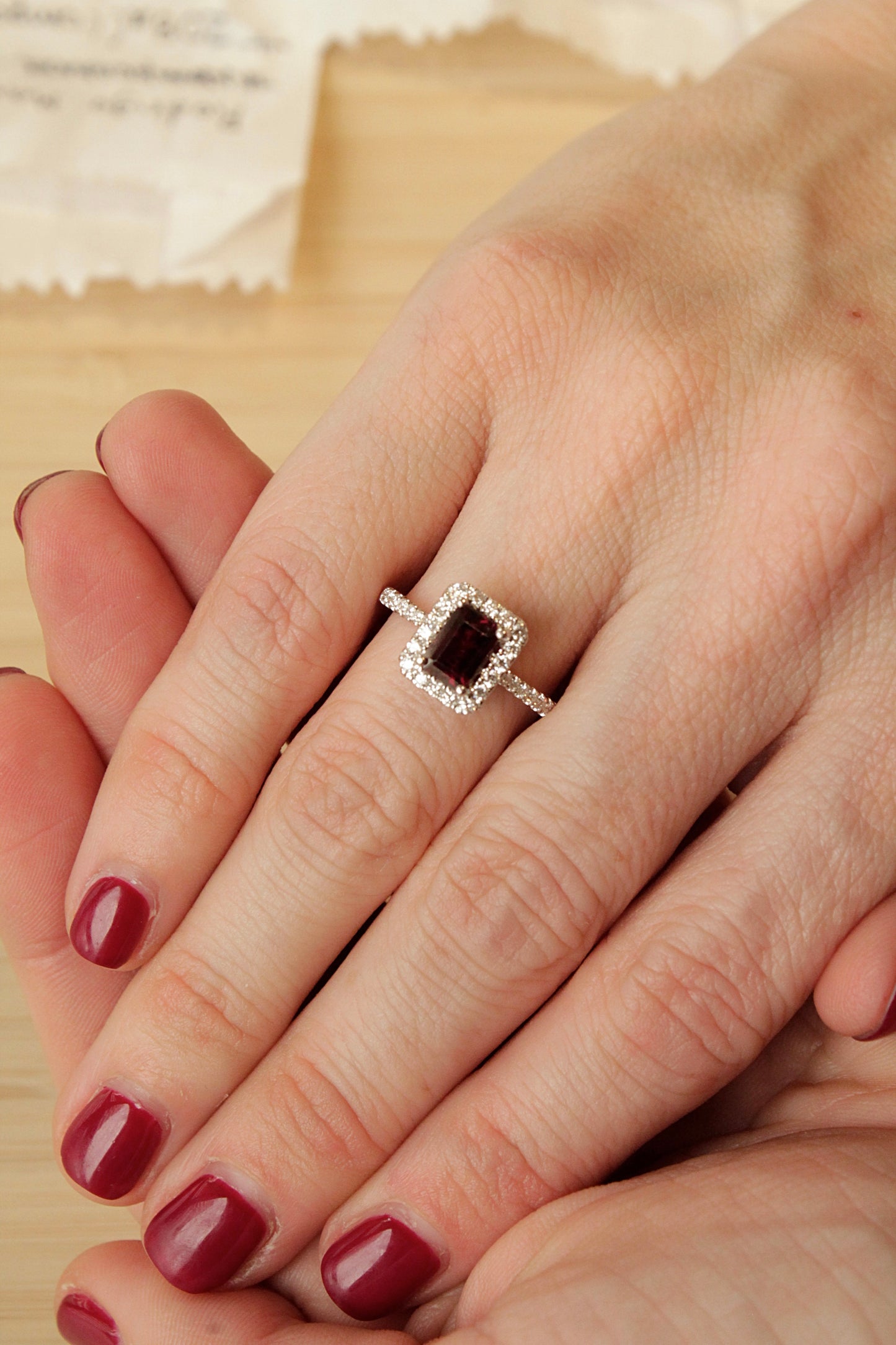 Anillo solitario oro blanco, granate y brillantes