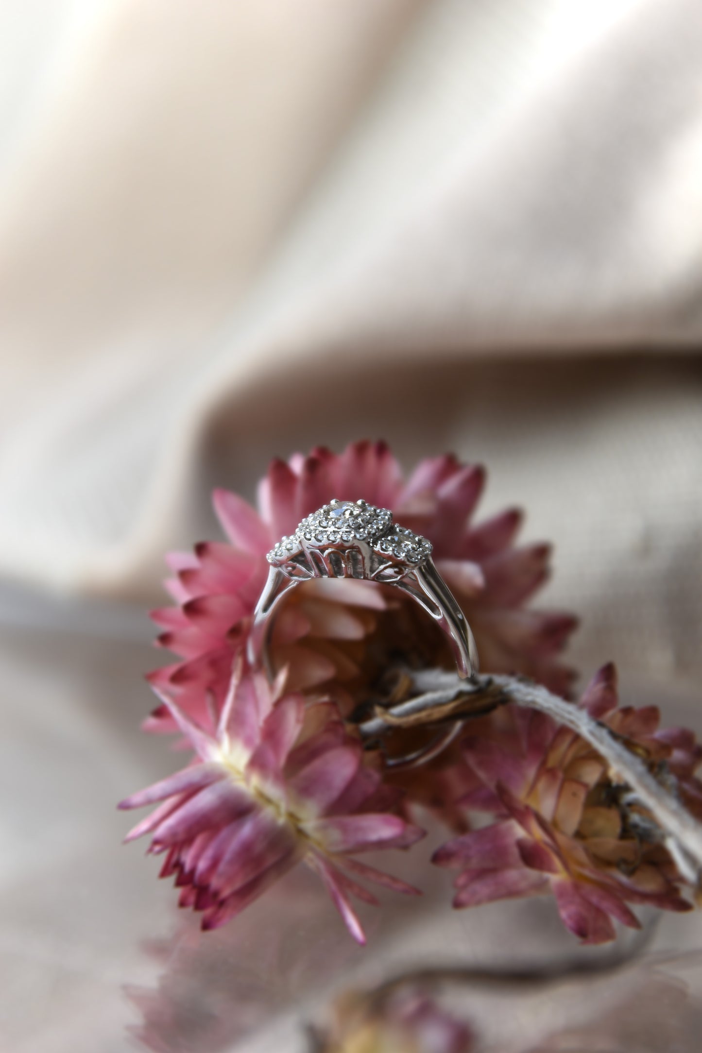 Anillo tricillo halo oro blanco y brillantes