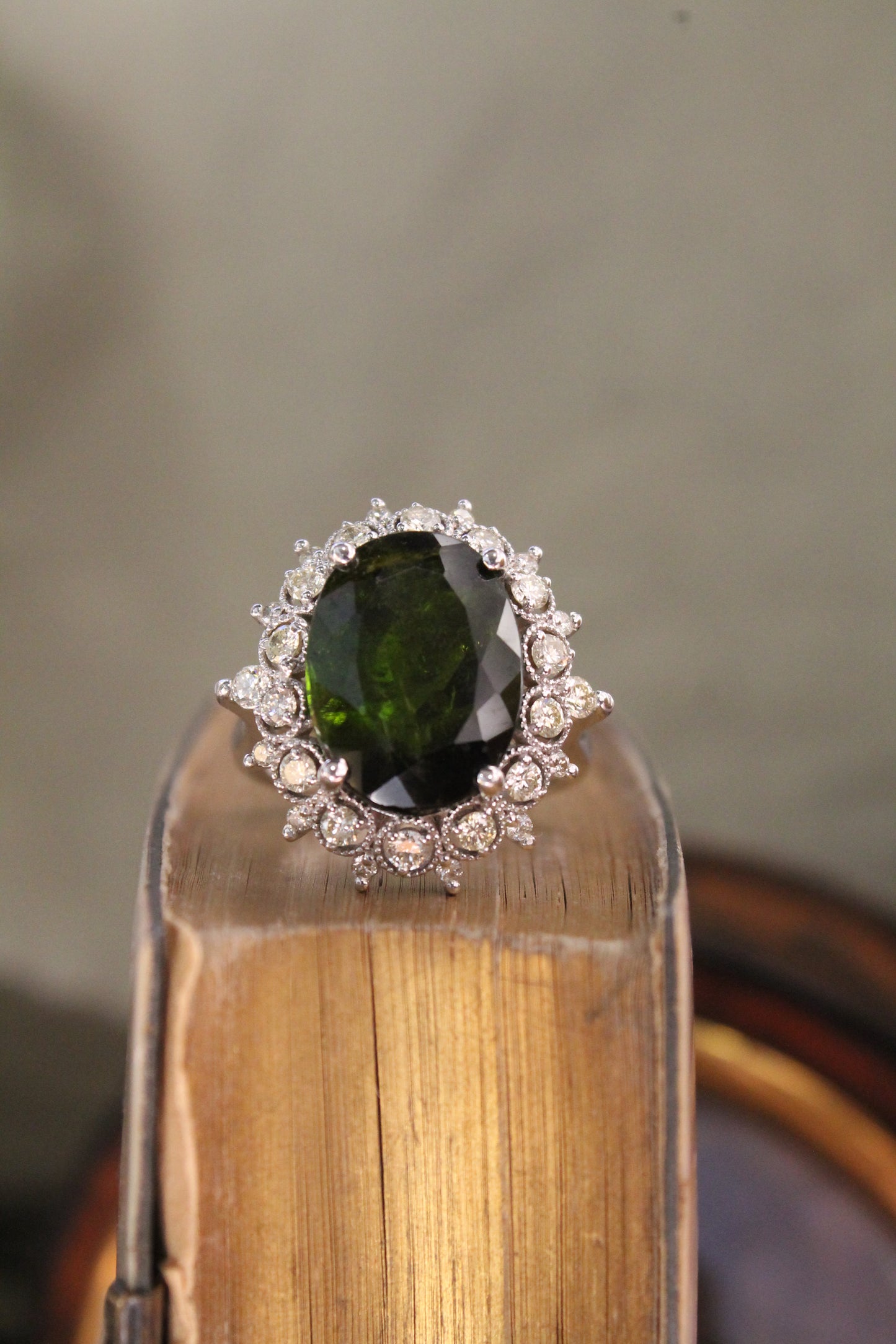 Anillo europeo diseño floral, hecho a mano, oro blanco italiano, brillantes y turmalina verdelita.
