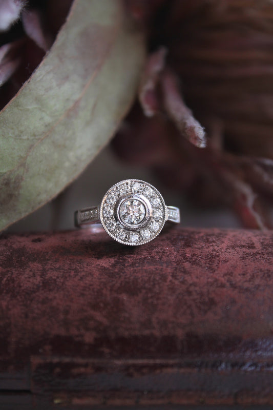 Anillo modelo halo, oro blanco y brillantes