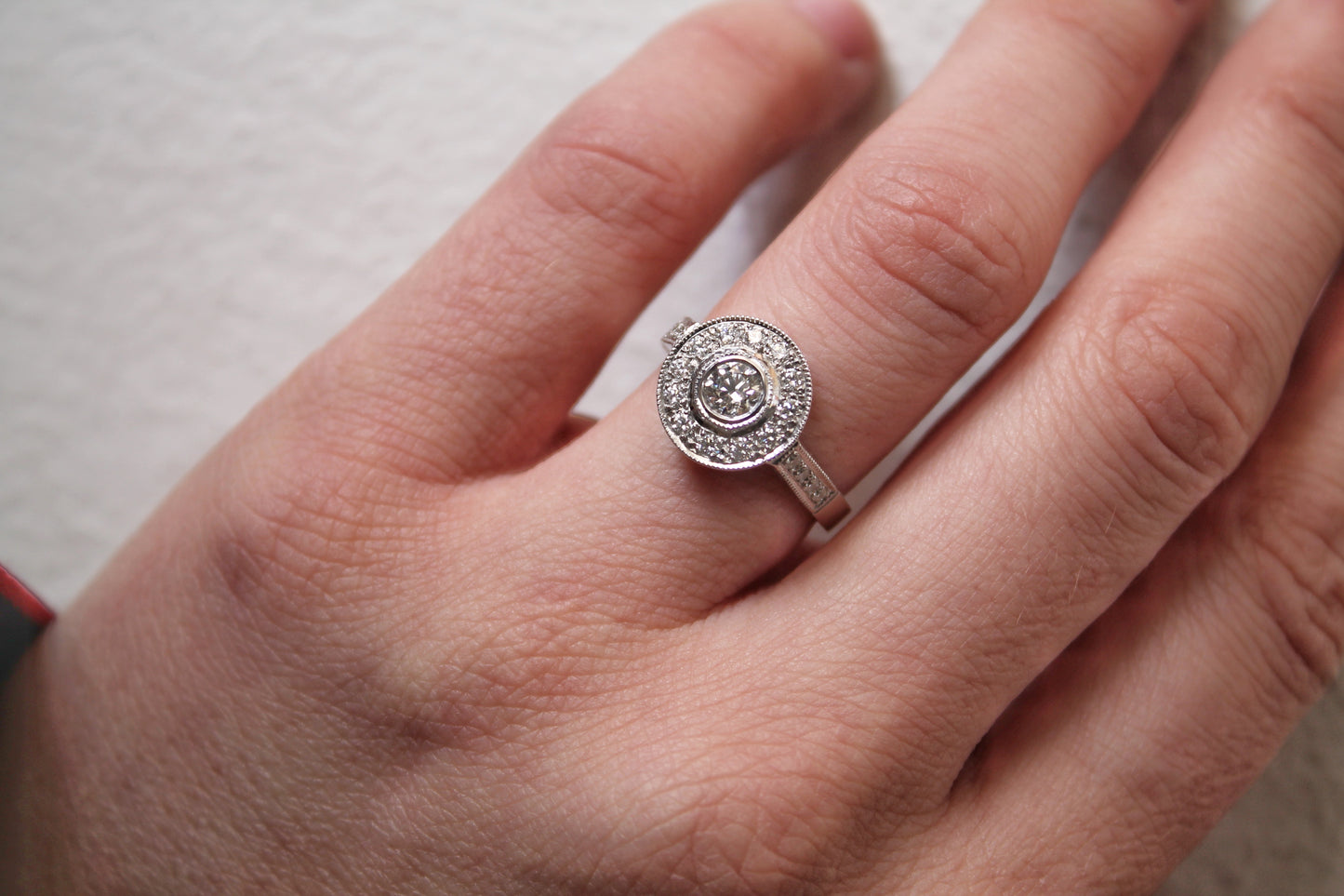 Anillo modelo halo, oro blanco y brillantes