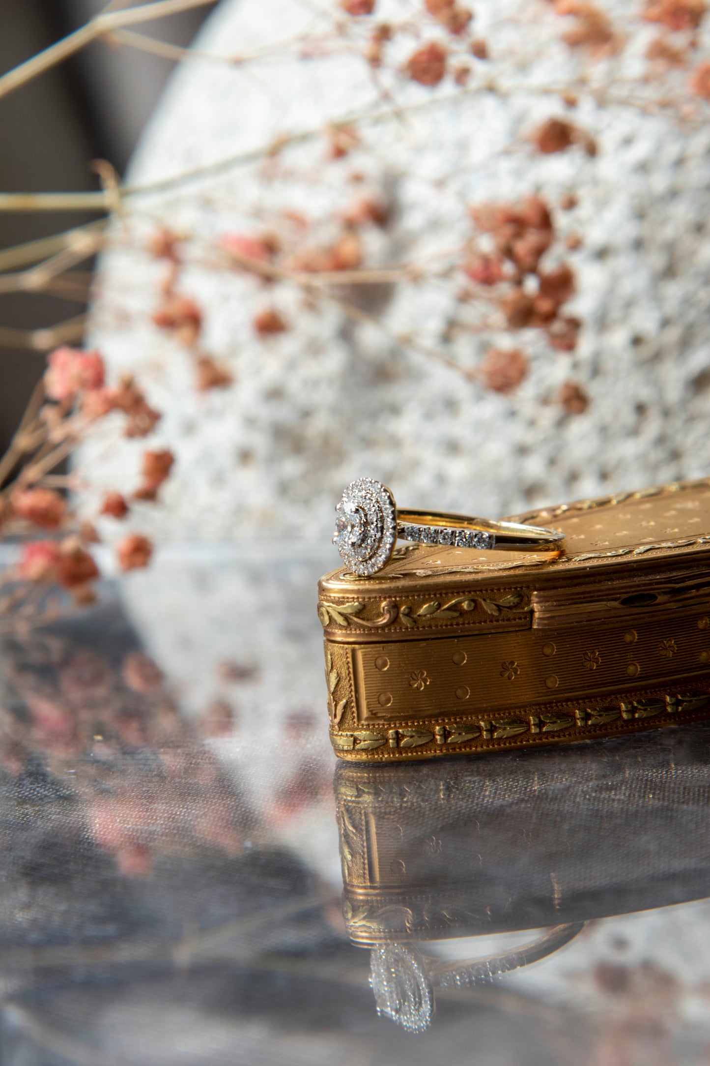 Anillo modelo halo oval, metal oro amarillo y brillantes