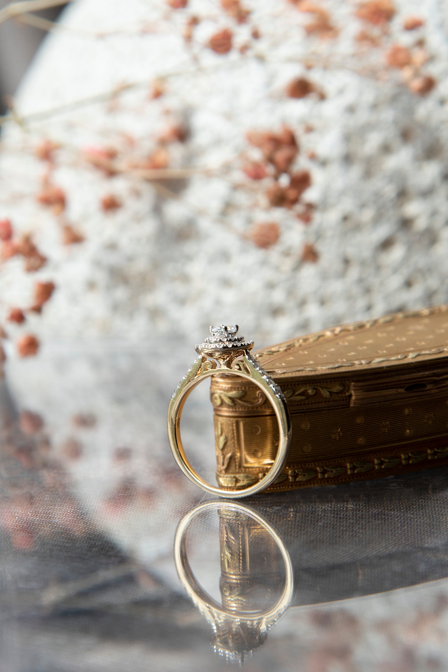 Anillo modelo halo oval, metal oro amarillo y brillantes