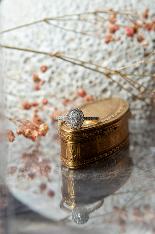 Anillo modelo halo oval, metal oro amarillo y brillantes