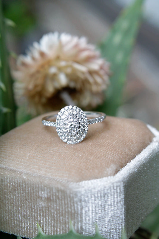 Anillo halo oro blanco y brillantes