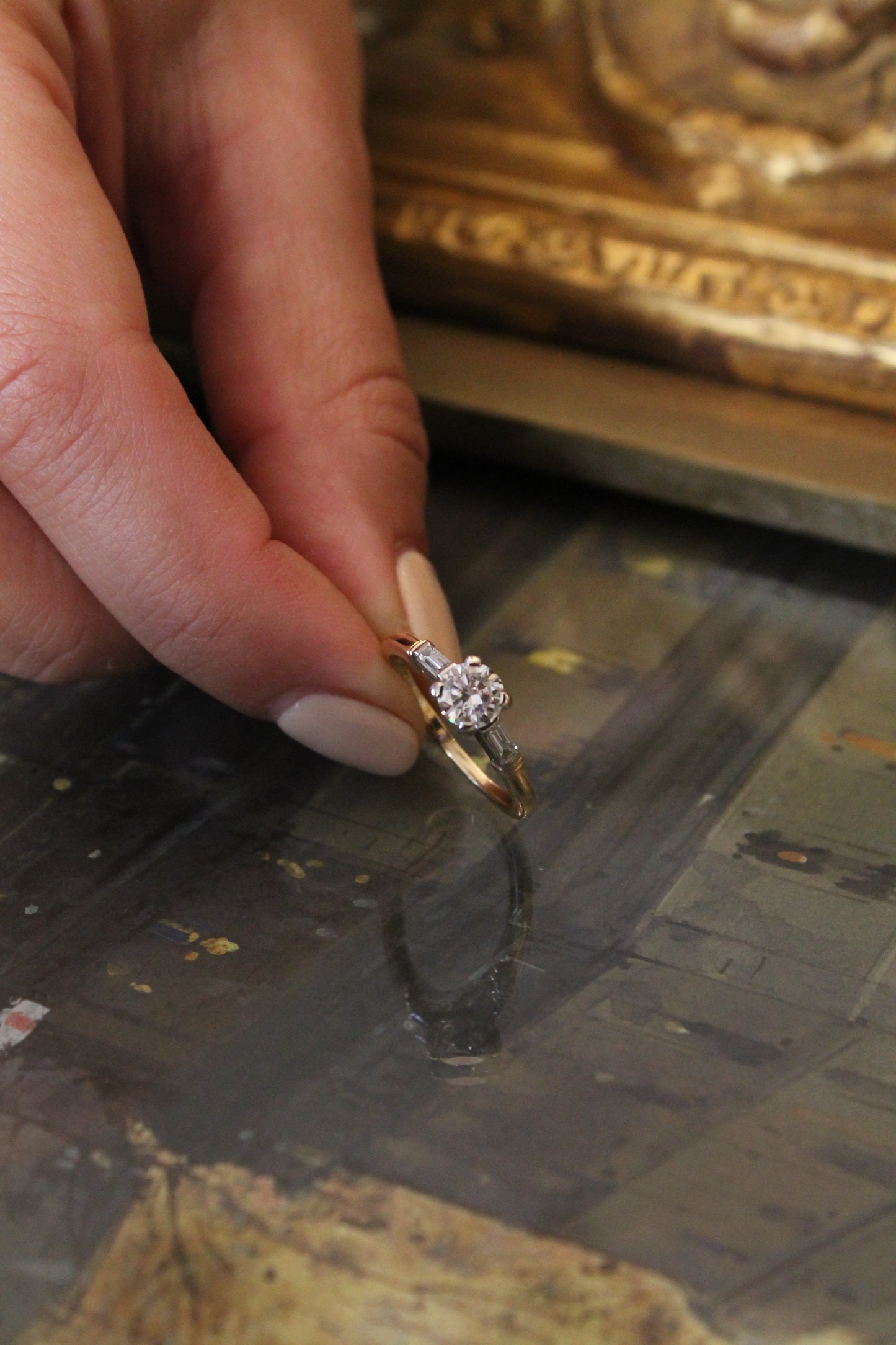 Anillo solitario europeo estilo antique, hecho a mano, oro blanco y amarillo con diamantes.