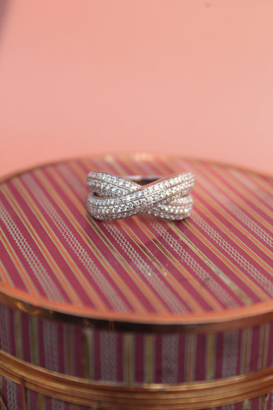 Anillo contemporáneo entrelazado, hecho a mano, oro blanco Italiano y brillantes.