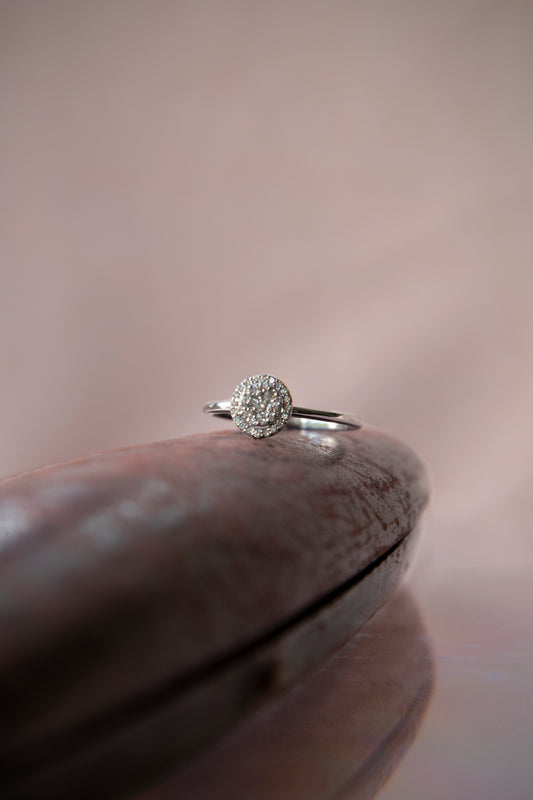 Anillo halo, oro blanco y brillantes
